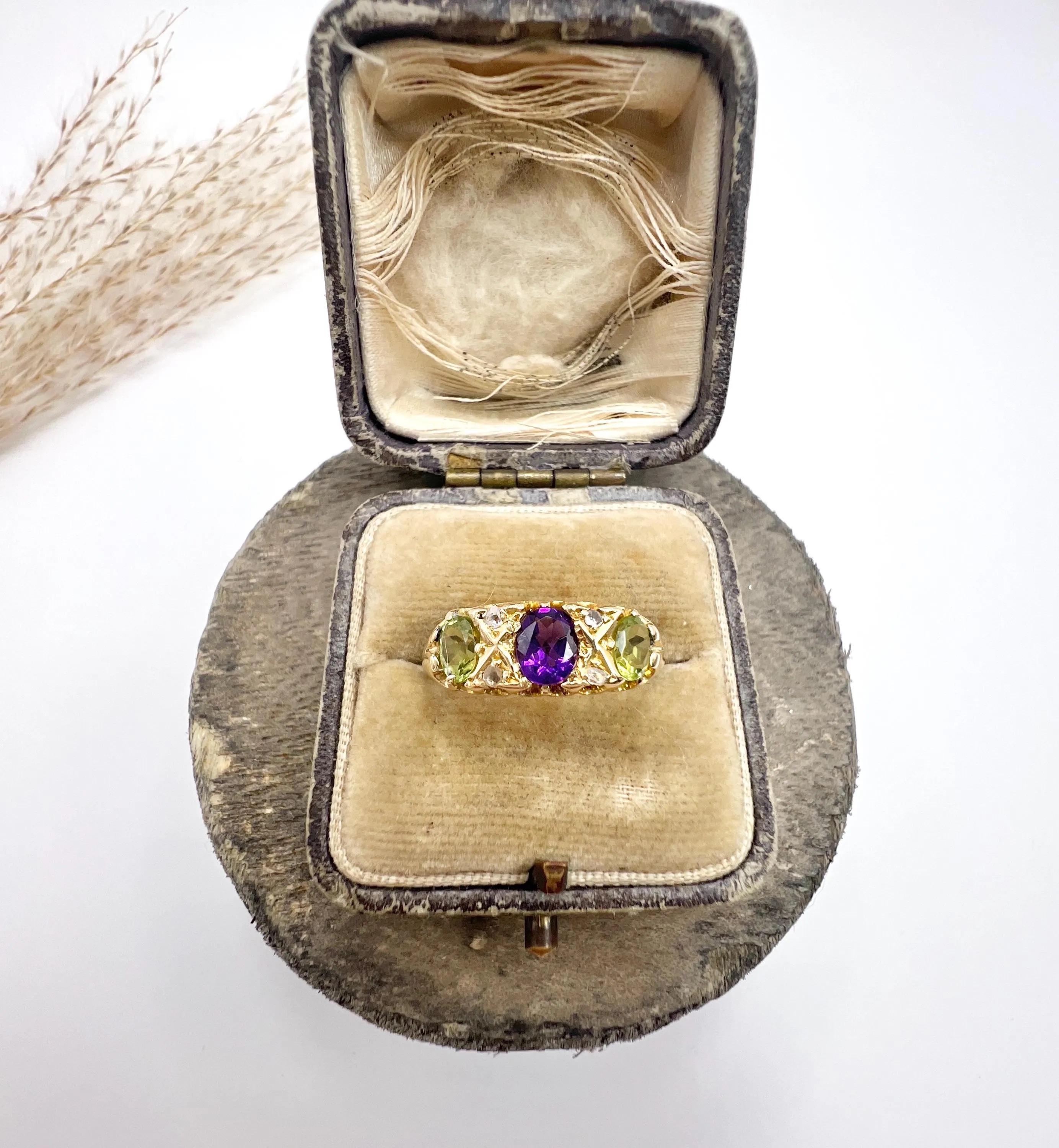 Bague Suffragette en or jaune 18 carats avec améthyste, diamant et péridot, poinçonnée en 1907 Unisexe en vente