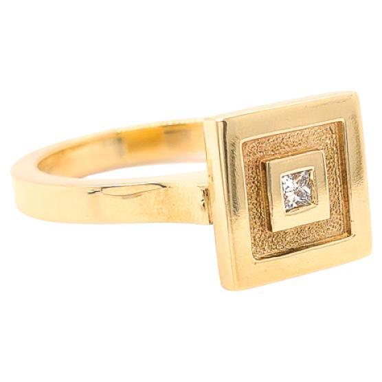 En vente :  Bague "Carré" en or jaune 18ct et diamants