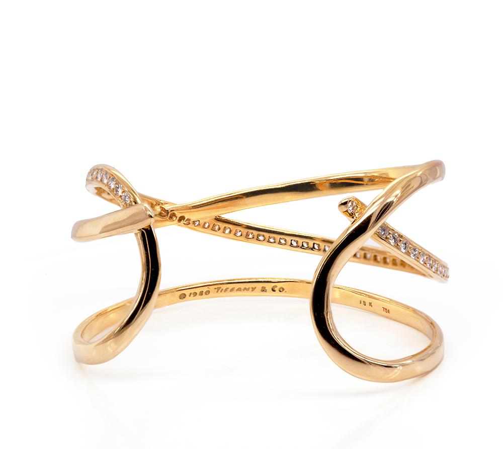 Ce magnifique bracelet manchette de Tiffany & Co. est tout simplement divin.

66 diamants ronds de taille brillant de belle qualité, d'une valeur totale estimée à 1,98 carat, sont sertis dans ce magnifique motif entrelacé de forme libre, réalisé en