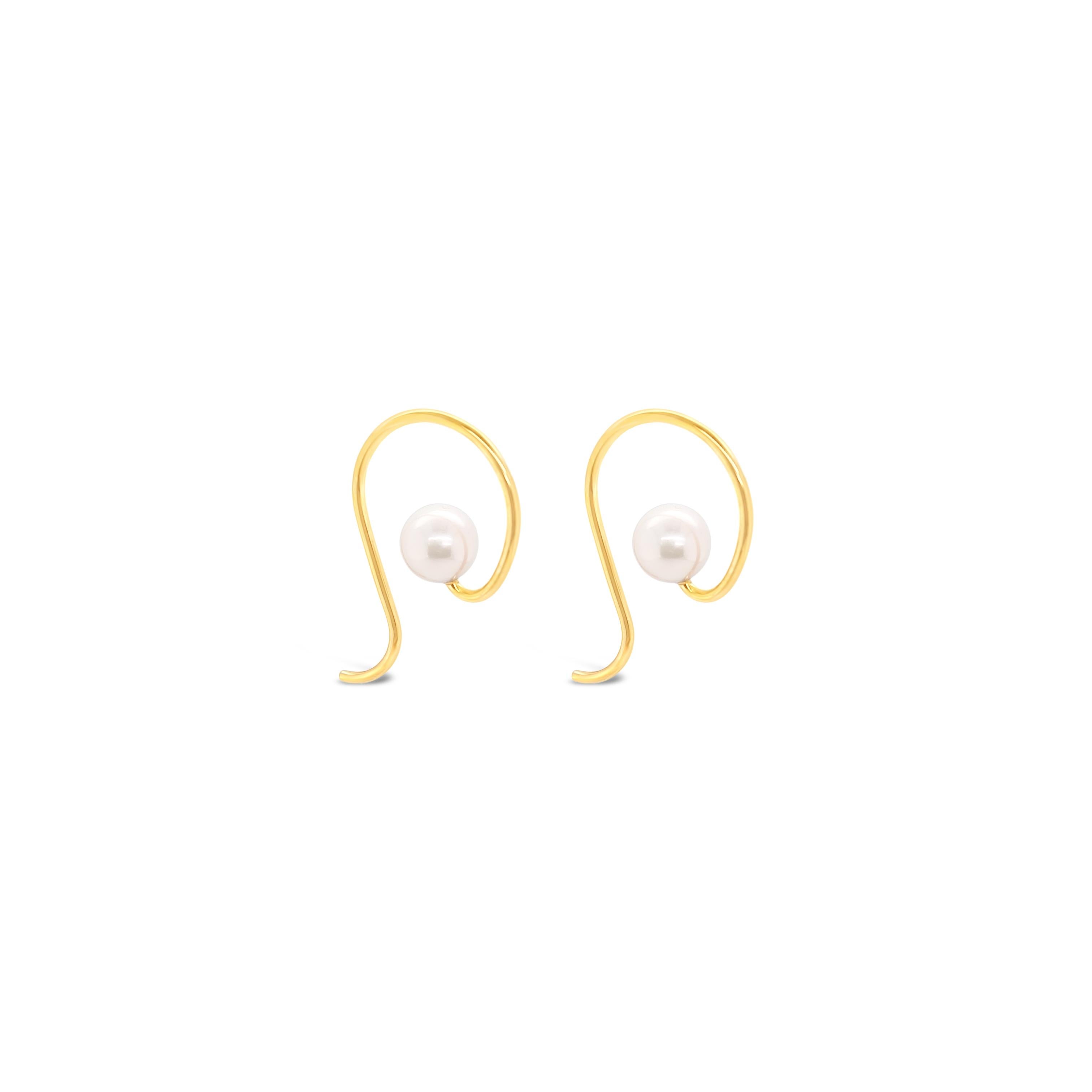 Ces élégants bijoux en or jaune 18 ct.  Les boucles d'oreilles 