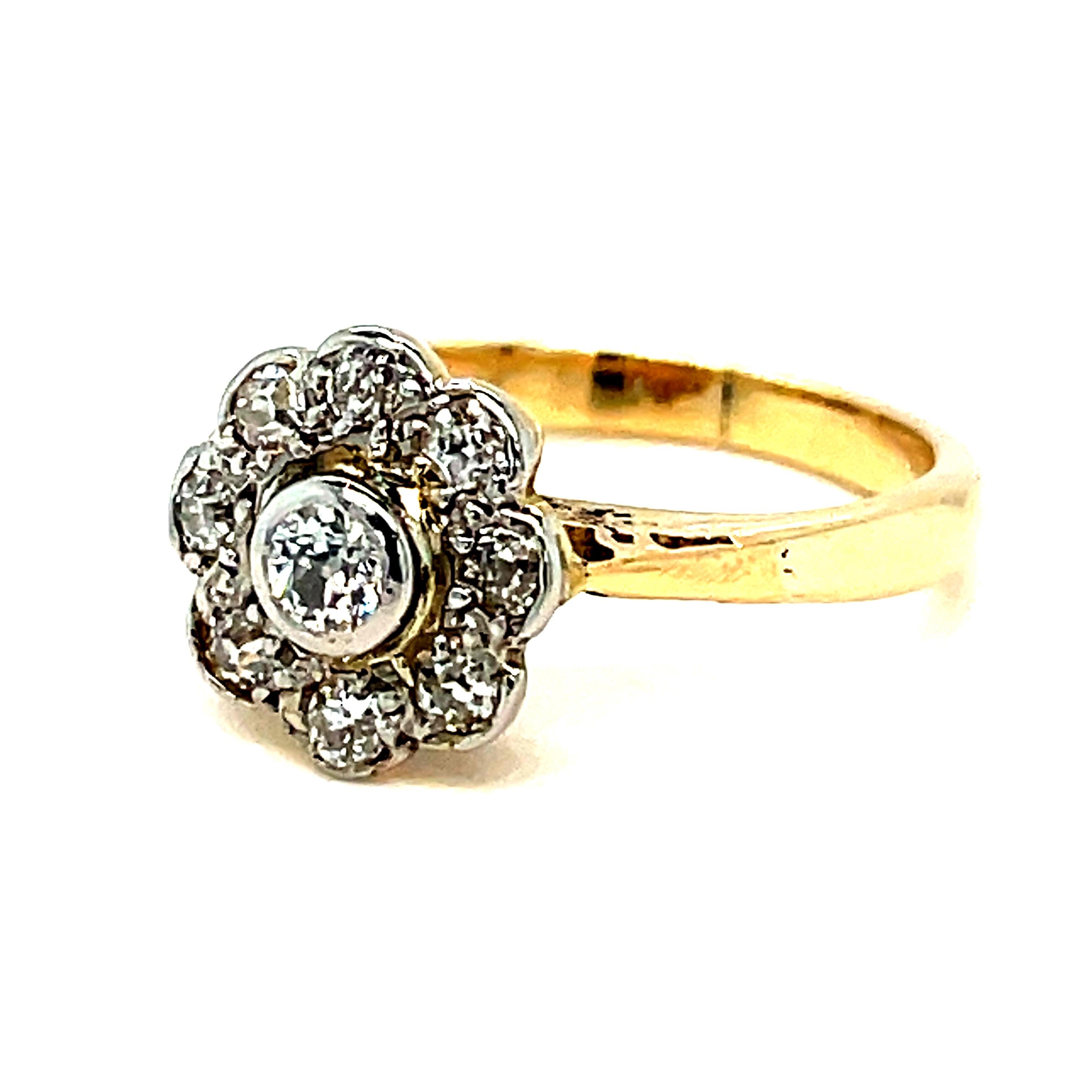 18ct  Yellow Gold and Platinum Diamond Daisy Cluster Ring In Good Condition For Sale In London, GB