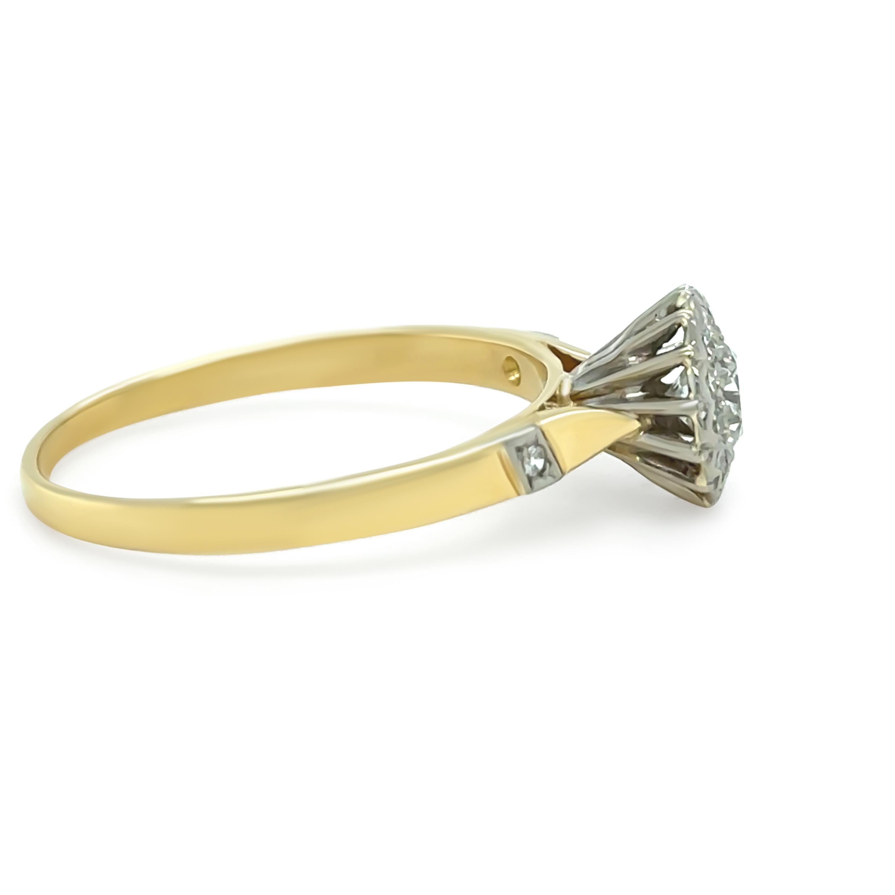 Dieser elegante Diamantring aus 18 Karat Gelbgold und Platin besticht durch sein zeitloses Design und präsentiert einen runden Diamanten im Brillantschliff von 0,50 Karat mit der Farbe G und der Reinheit VS, der für maximale Brillanz sicher gefasst