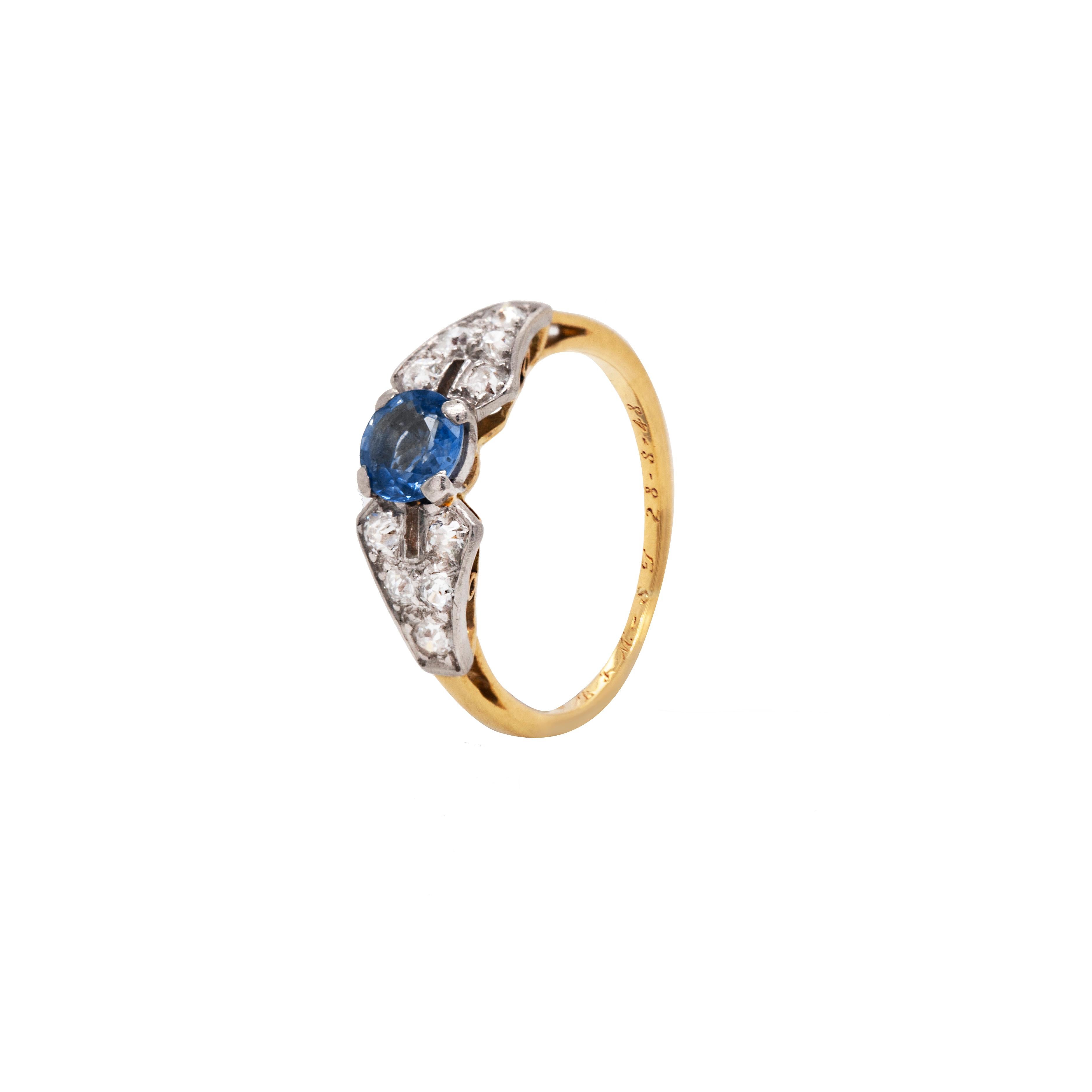Art Déco Anello di fidanzamento con zaffiro e diamante 1930 in oro giallo 18 ct e platino in vendita