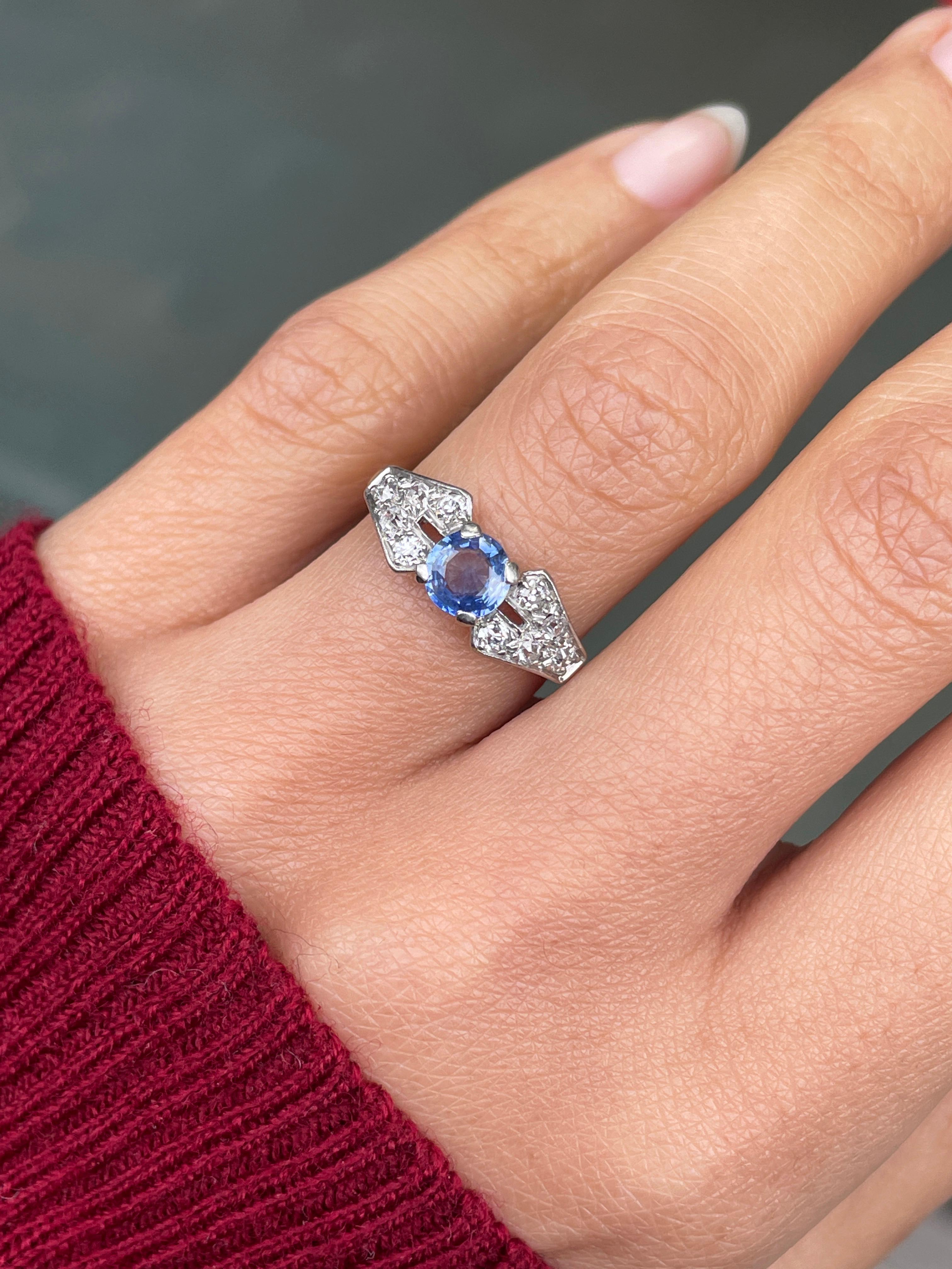 Taglio rotondo Anello di fidanzamento con zaffiro e diamante 1930 in oro giallo 18 ct e platino in vendita