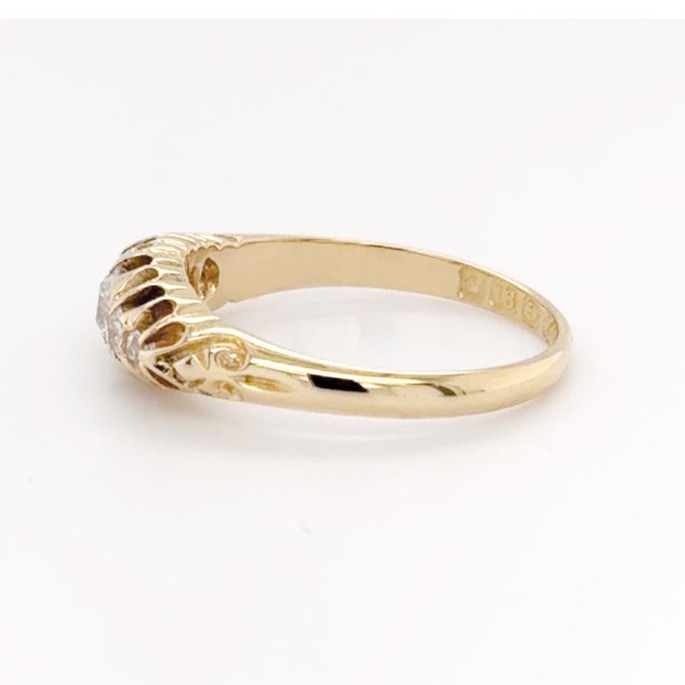 Bague à cinq diamants finement décorée, datant de la période édouardienne, c.1905.

Portant le poinçon du Birmingham Assay Office, cette bague est sertie de cinq diamants de taille ancienne.

Poids du diamant évalué : 0.32ct
Qualité du diamant