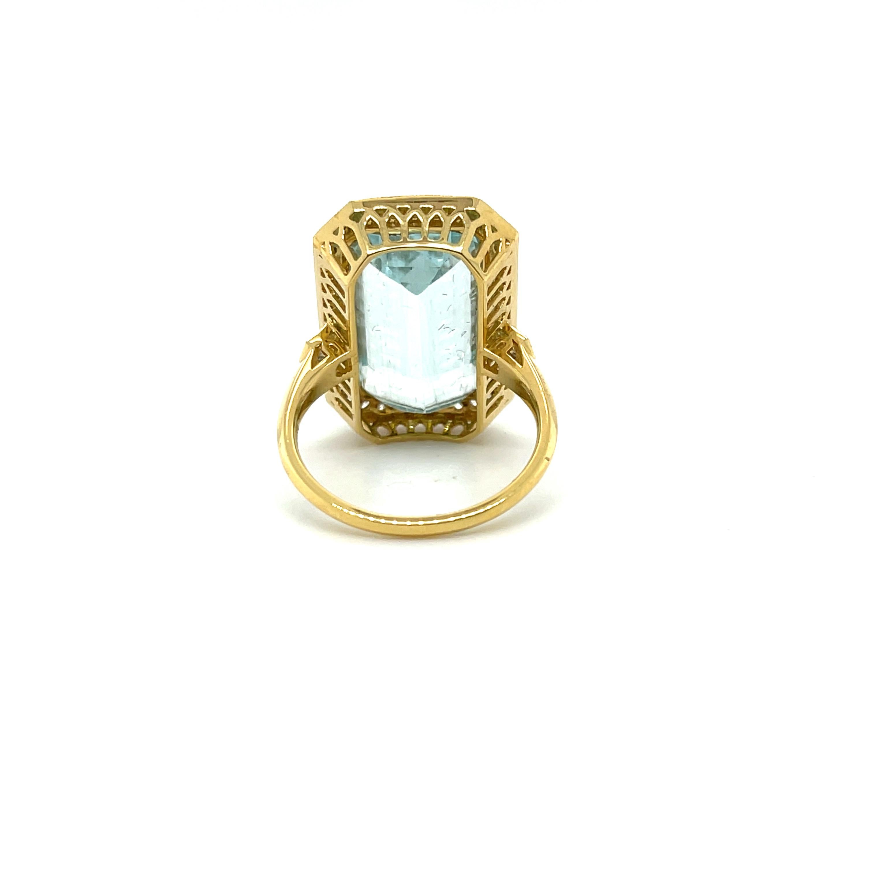 Ring aus 18 Karat Gelbgold mit Aquamarin und Diamant (Smaragdschliff) im Angebot