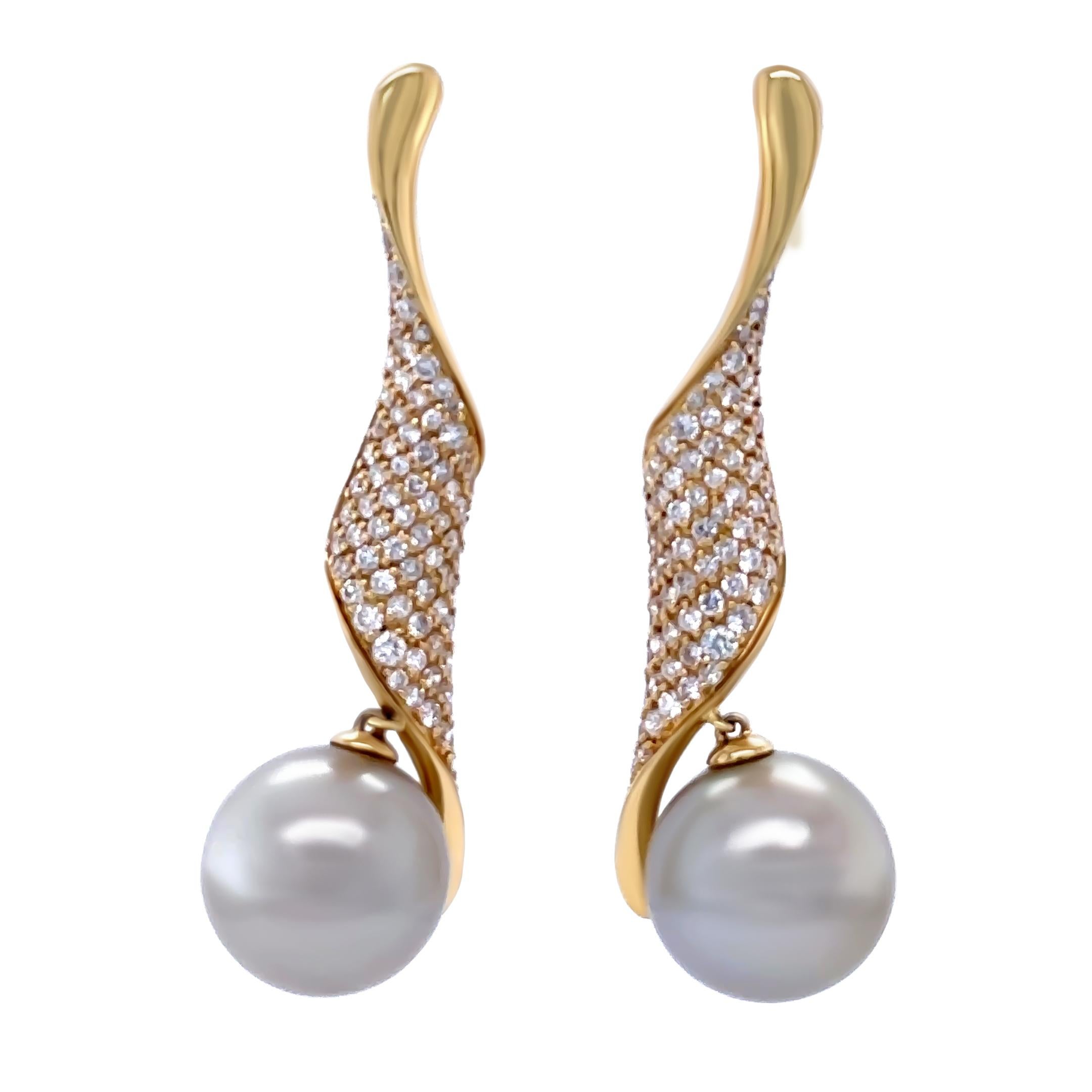 Paire de boucles d'oreilles en or jaune 18ct. Chaque boucle d'oreille est pavée le long des gouttes incurvées d'un total de 162 diamants ronds de taille brillant, pesant environ 1,00ct au total (couleur F/G, pureté VS). Suspendues à la base, des