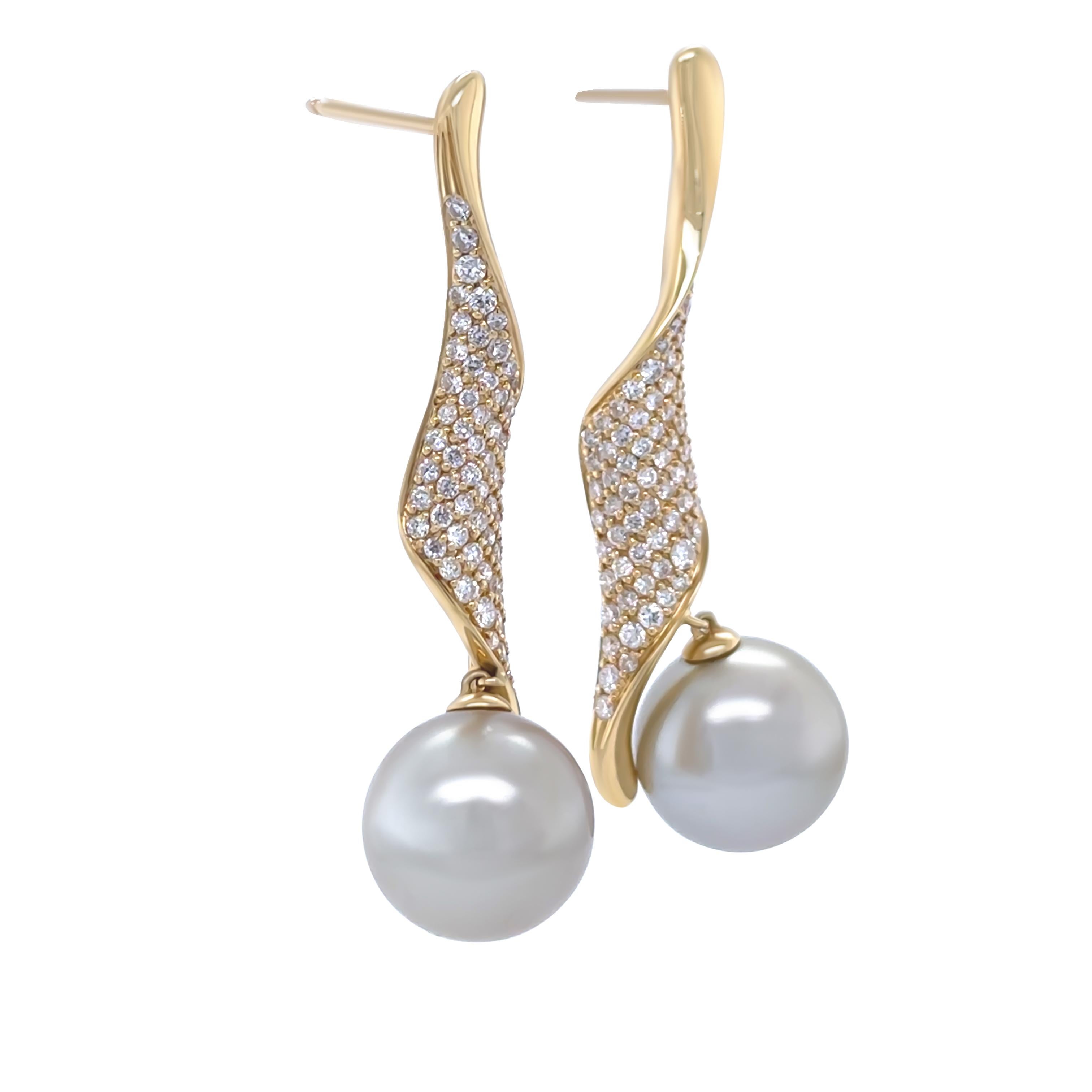 Taille ronde Boucles d'oreilles torsadées en or jaune 18ct Autore avec perles des mers du sud et diamants 1.00ct en vente