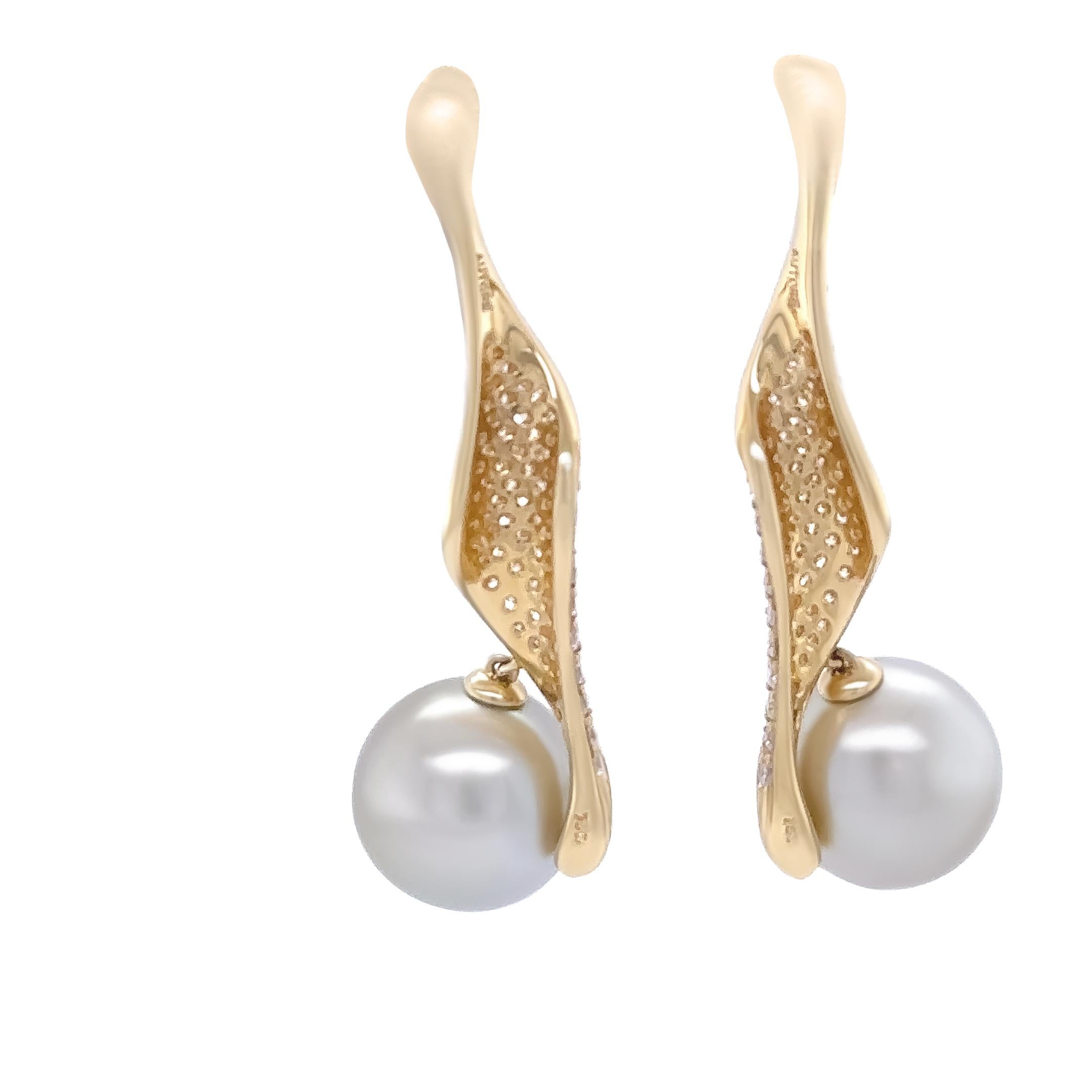 Boucles d'oreilles torsadées en or jaune 18ct Autore avec perles des mers du sud et diamants 1.00ct en vente 1