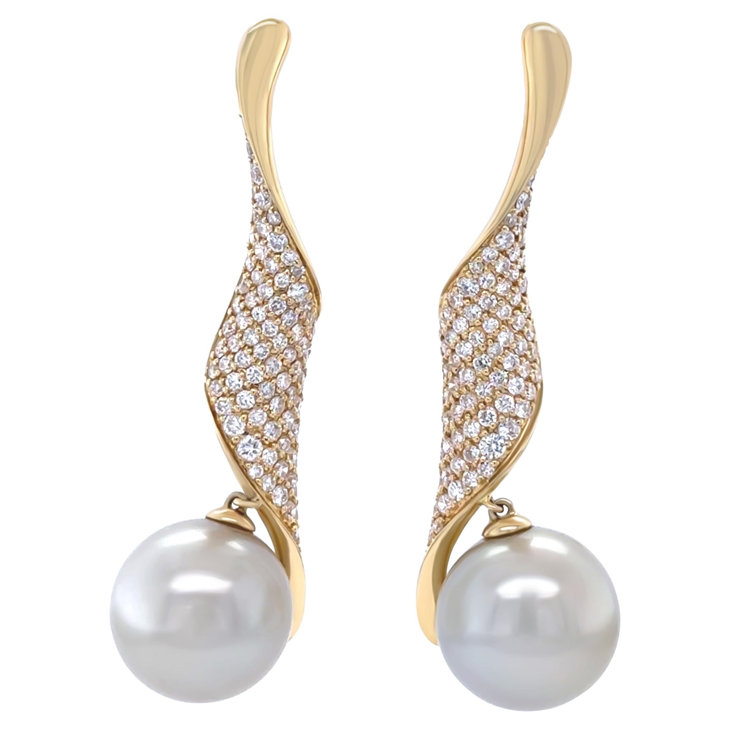 Boucles d'oreilles torsadées en or jaune 18ct Autore avec perles des mers du sud et diamants 1.00ct en vente