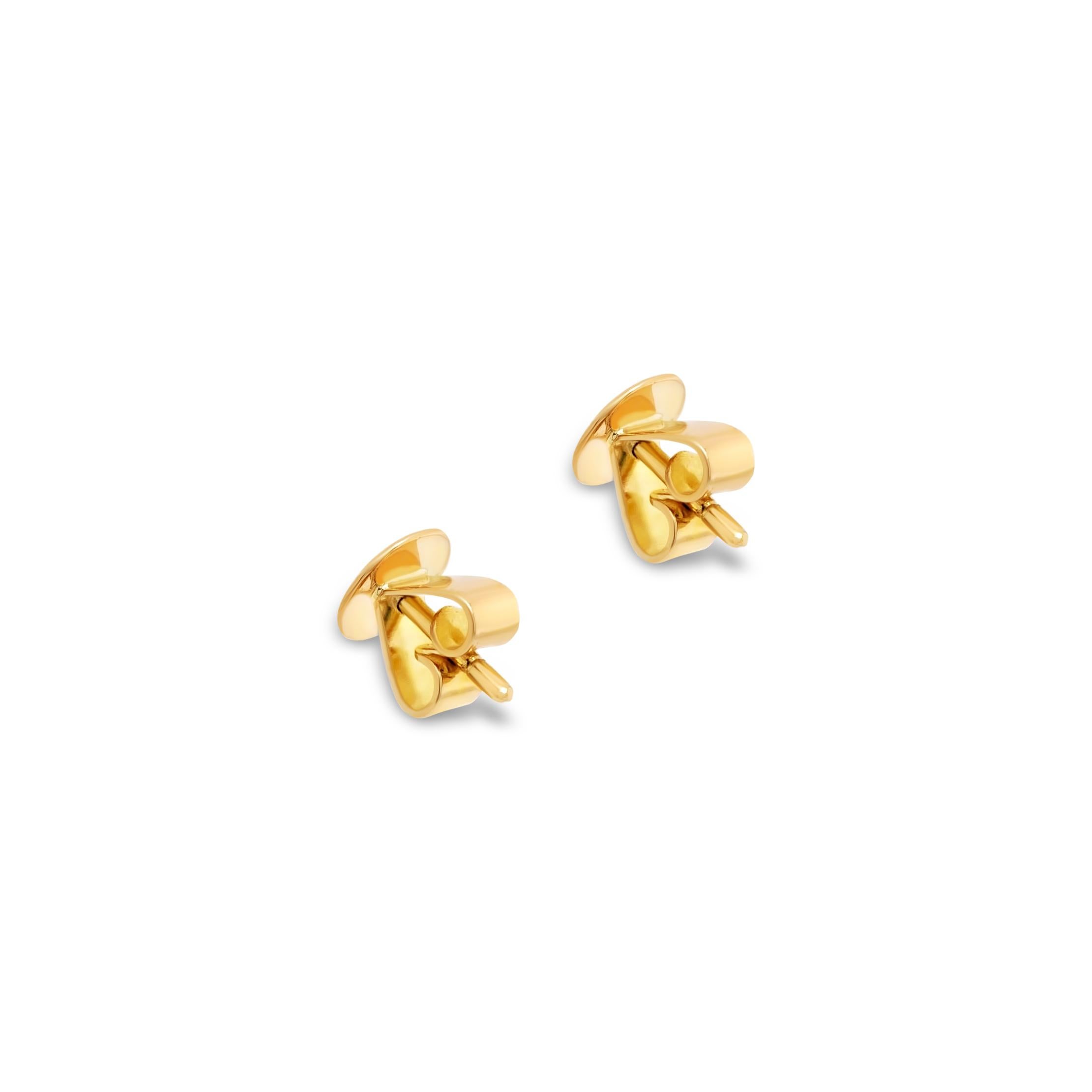 Taille baguette Boucles d'oreilles en or jaune 18 carats avec grappe de diamants baguettes et ronds et d'émeraudes en vente