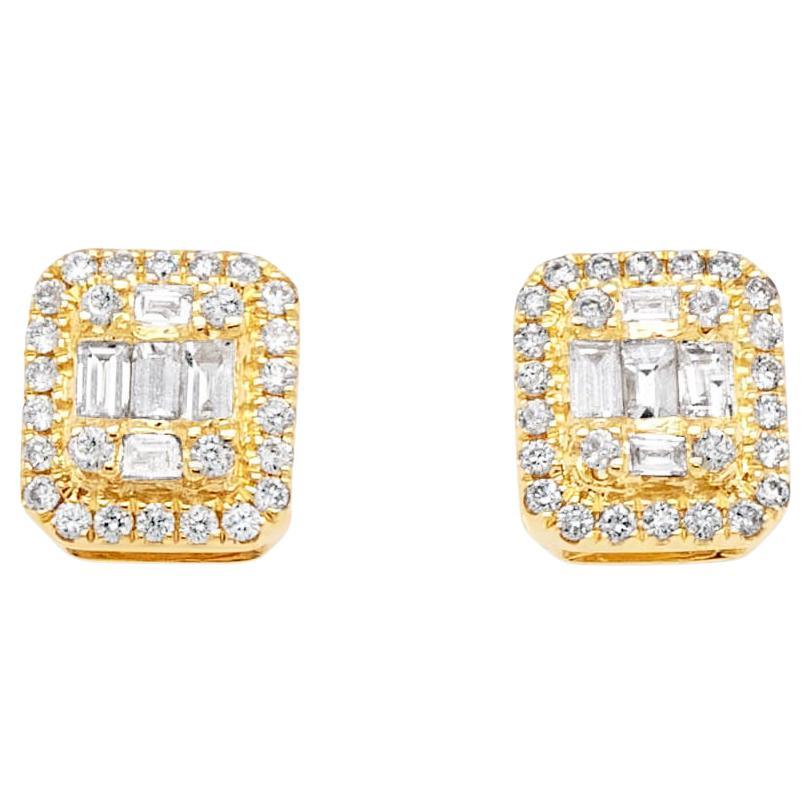 Boucles d'oreilles en or jaune 18 carats avec grappe de diamants baguettes et ronds et d'émeraudes en vente