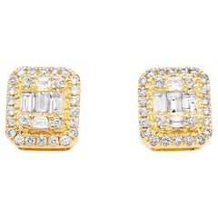 Boucles d'oreilles en or jaune 18 carats avec grappe de diamants baguettes et ronds et d'émeraudes