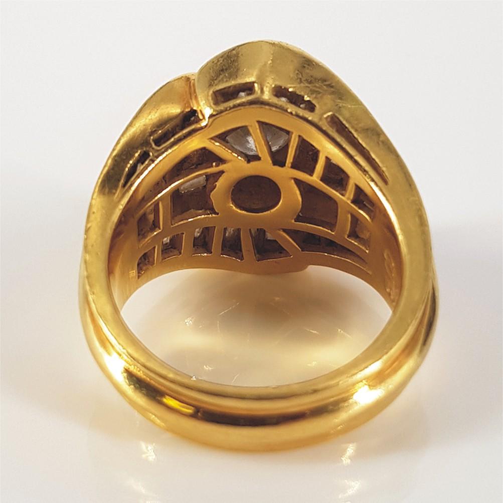 Atemberaubend, schön und gewagt - dieser Ring sagt alles. Dieser Ring aus 18 Karat Gelbgold mit einem Gewicht von 17,7 Gramm ist mit einem RBC-Diamanten (GH i1) mit einem geschätzten Gewicht von 0,74 Karat besetzt und von 44 Diamanten im