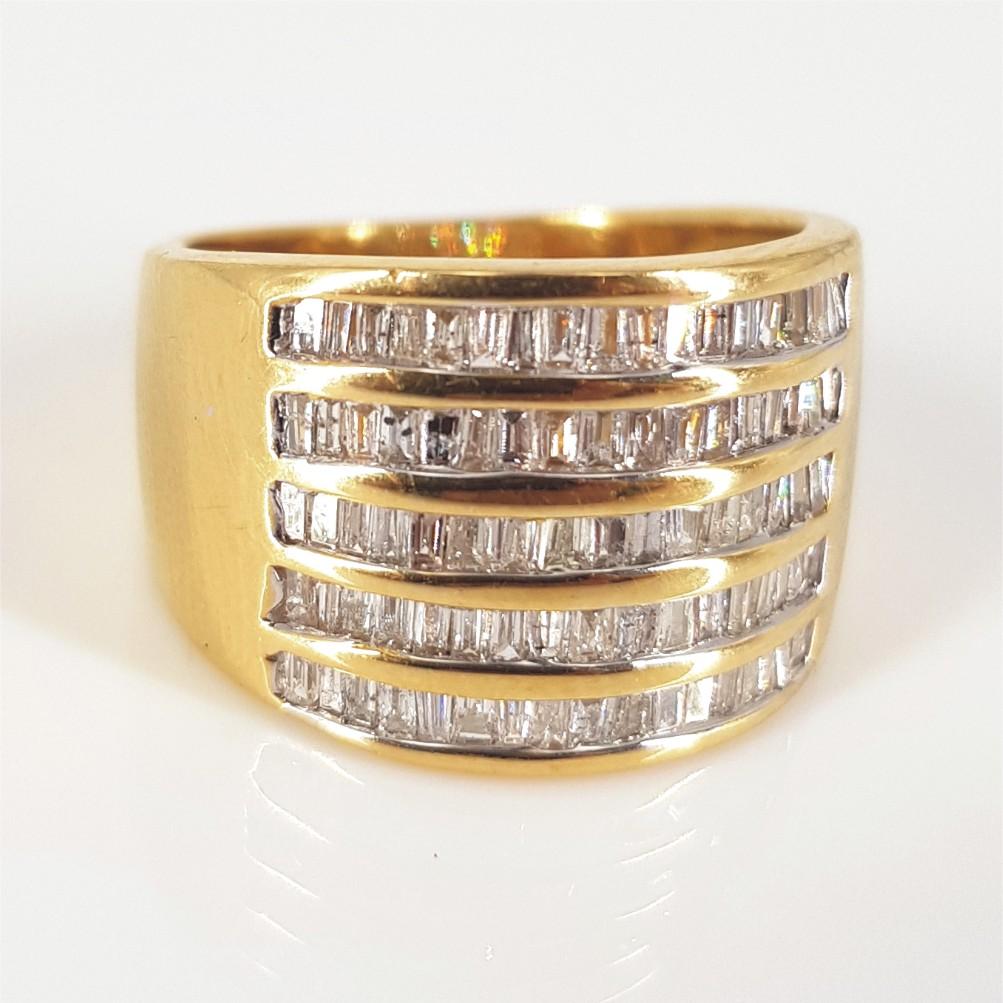 Dieser Ring aus 18 Karat Gelbgold wiegt 9,8 Gramm und ist mit 85 Diamanten im Baguetteschliff von insgesamt 0,42 Karat besetzt. Die Ringgröße ist ein M.