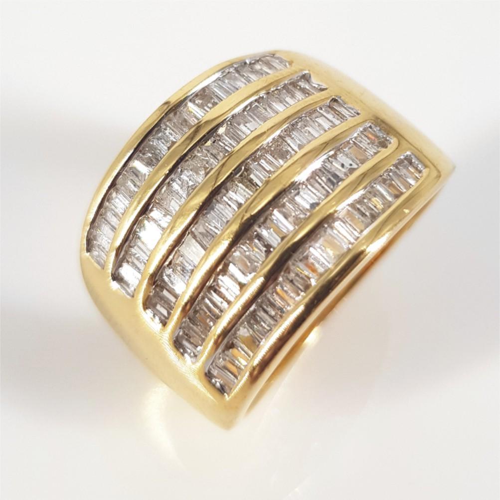 18 Karat Gelbgold Diamantring mit Baguetteschliff (Moderne) im Angebot