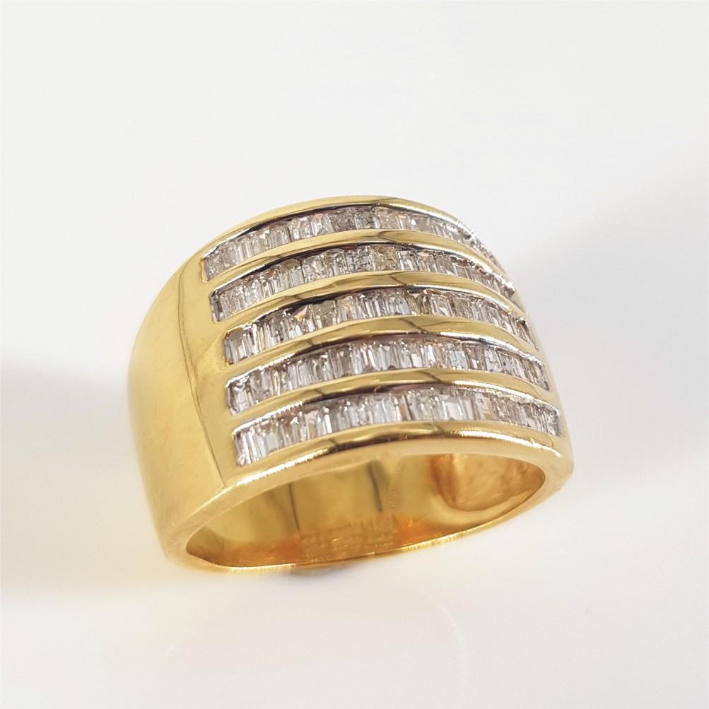 18ct Yellow Gold Baguette Cut Diamond Ring For Sale 2