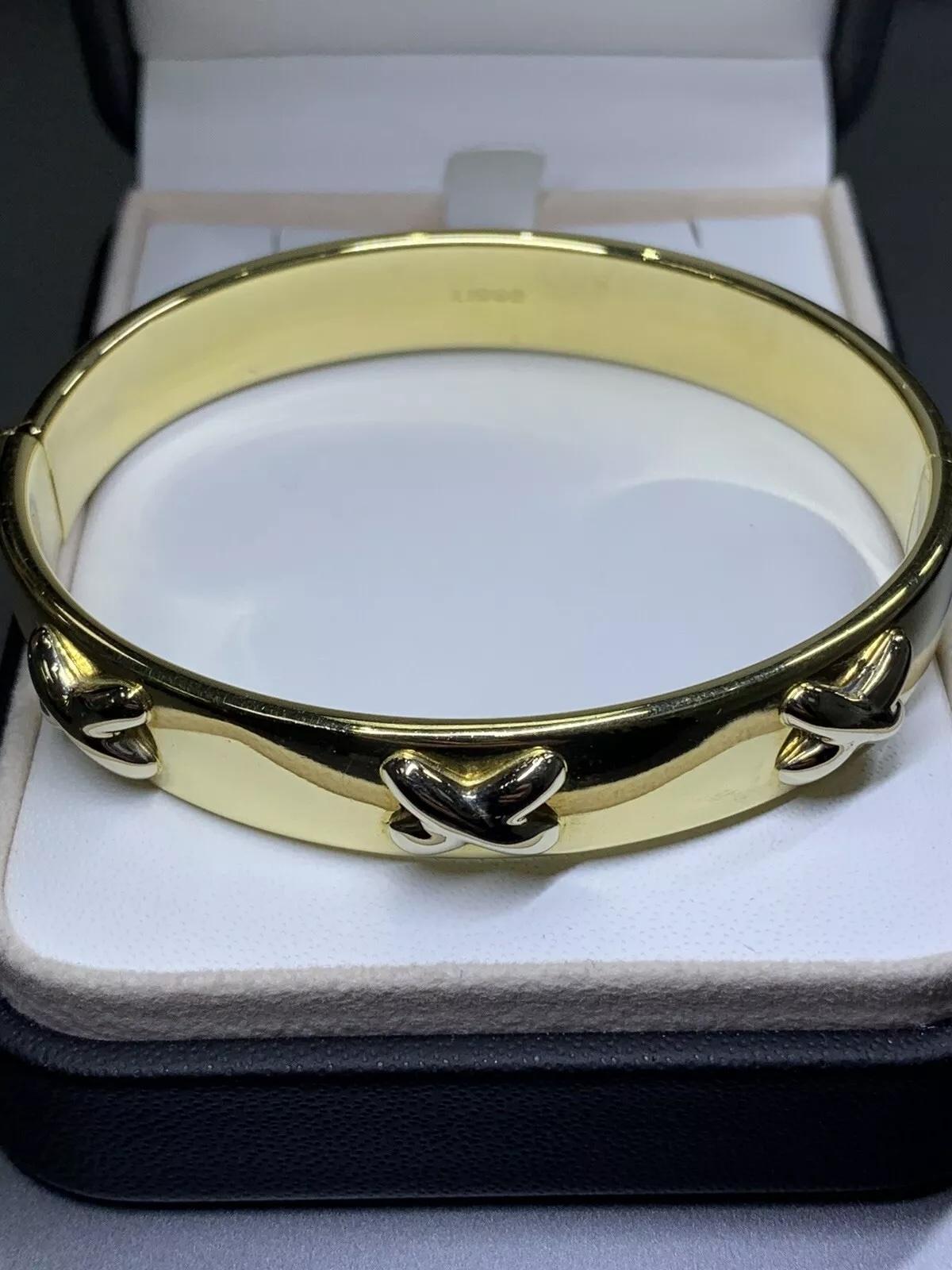 Bracelet bangle en or jaune 18ct uni large chunky empilable 28.1g.

Magnifique bracelet en or jaune 18k unisexe.

Largeur 10,7 mm.

Poinçonné.

Poids 28,1g.

Bandeau large et épais, sécurisé par les lettres X.

7 pouces.

Boîte et évaluation