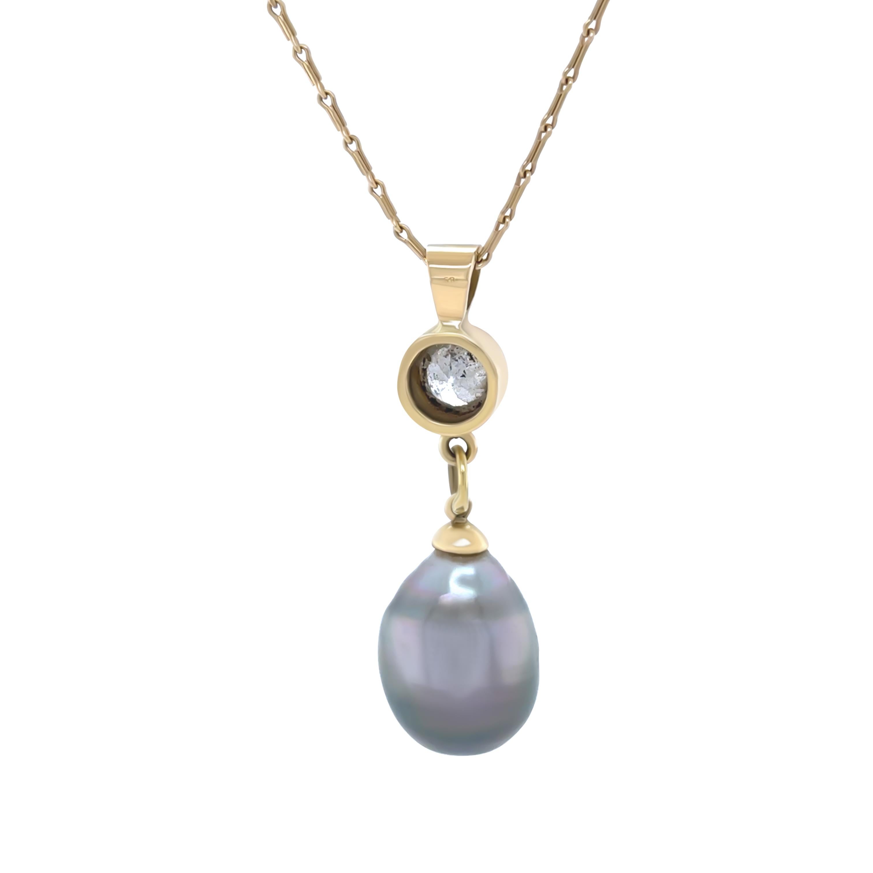 Élégant pendentif en or jaune 18 ct. orné d'une perle de culture noire baroque mesurant environ 18,5 x 13 mm. Le pendentif est rehaussé d'un diamant taille ancienne serti en chaton, d'un poids estimé à 1,02ct de couleur K/L et de pureté P1, ajoutant