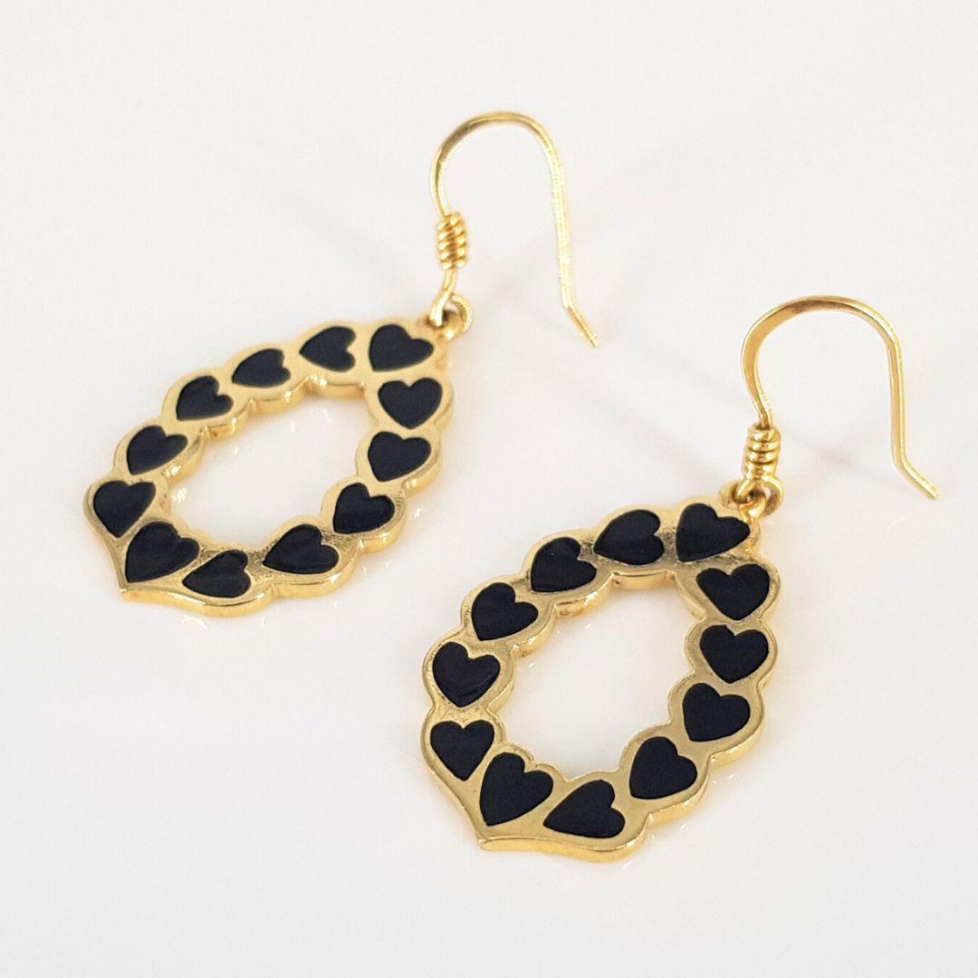 Boucles d'oreilles pendantes en or jaune 18ct avec cœurs en émail noir Bon état - En vente à Cape Town, ZA
