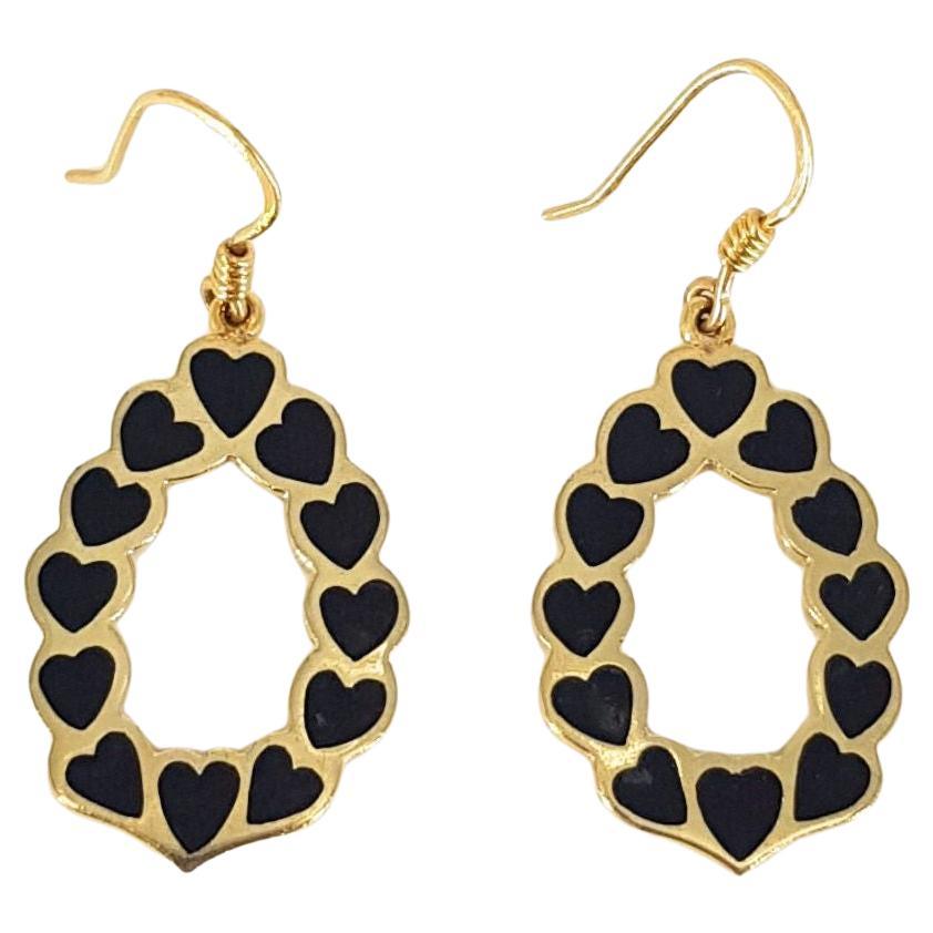 Boucles d'oreilles pendantes en or jaune 18ct avec cœurs en émail noir en vente