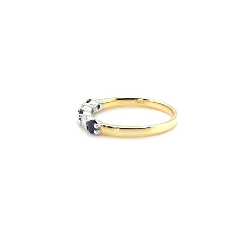 Magnifique bague d'éternité à cinq pierres comprenant trois saphirs ronds bleu royal et deux diamants ronds blancs étincelants de taille brillant entre les deux.  Monté en or jaune 18ct.

Poids du diamant évalué : 0,20ct
Qualité du diamant évaluée :