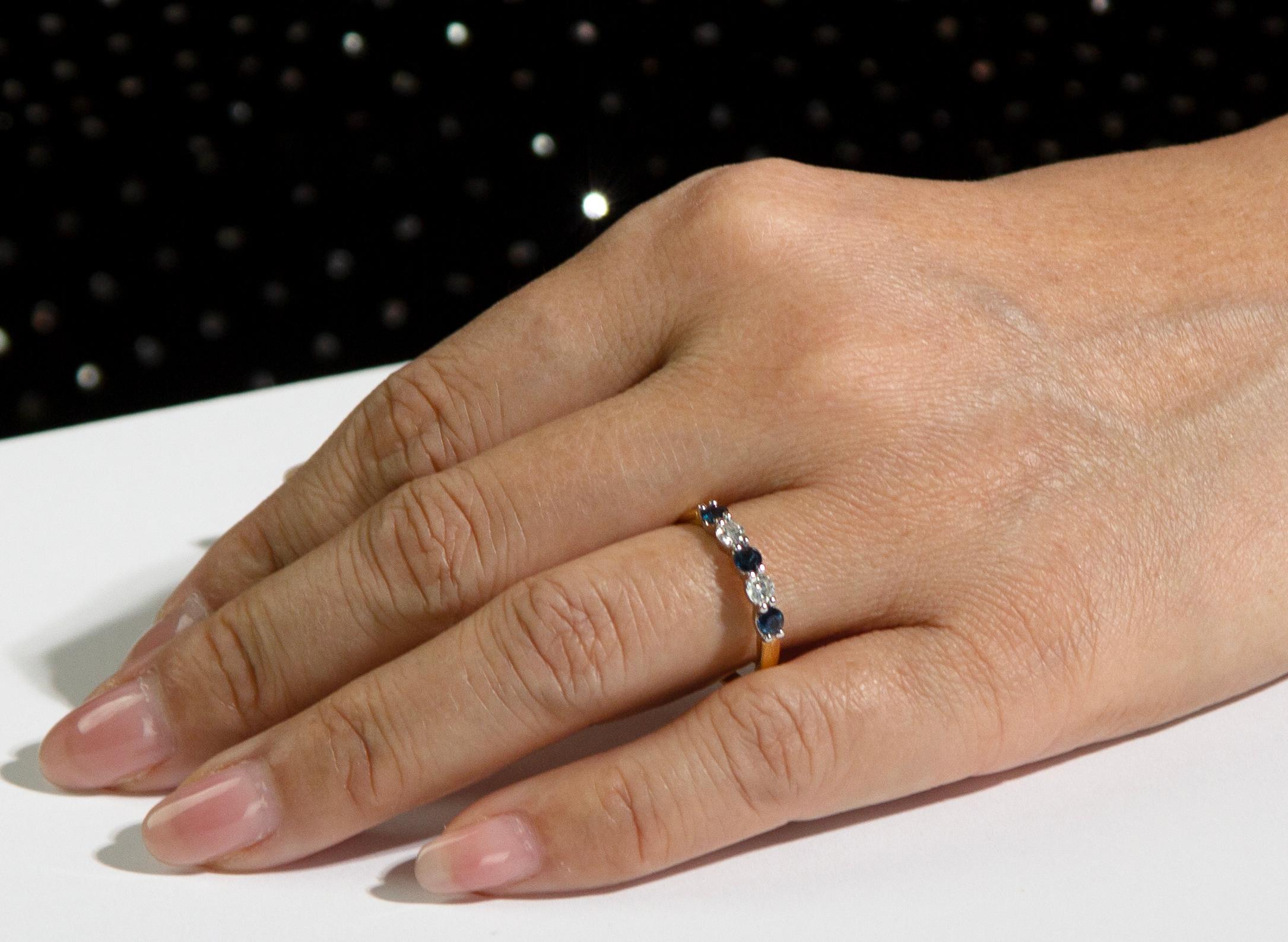 Magnifique bague d'éternité à cinq pierres comprenant trois saphirs ronds bleu royal et deux diamants ronds blancs étincelants de taille brillant entre les deux.  Monté en or jaune 18ct.

Poids du diamant évalué : 0,20ct
Qualité du diamant évaluée :