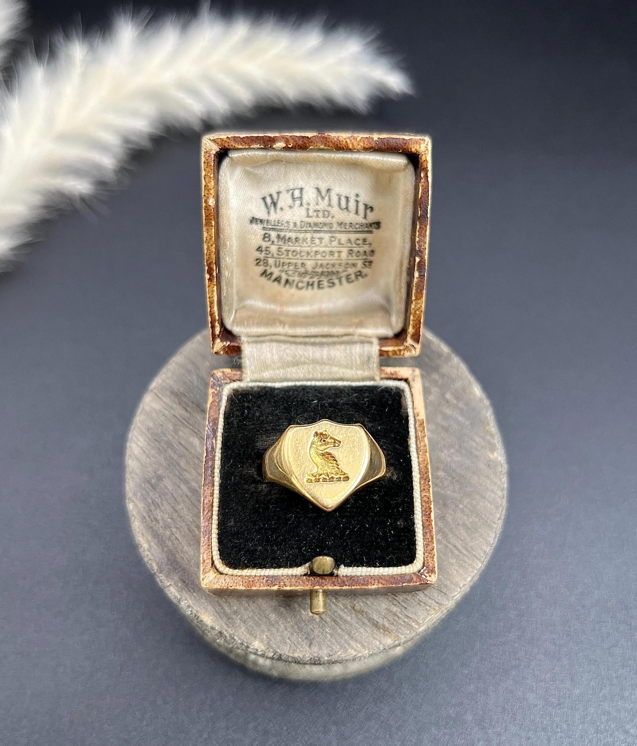 18ct Yellow Gold Boars Head Engraved Signet Ring Hallmarked Chester Circa 1920s in vendita 6