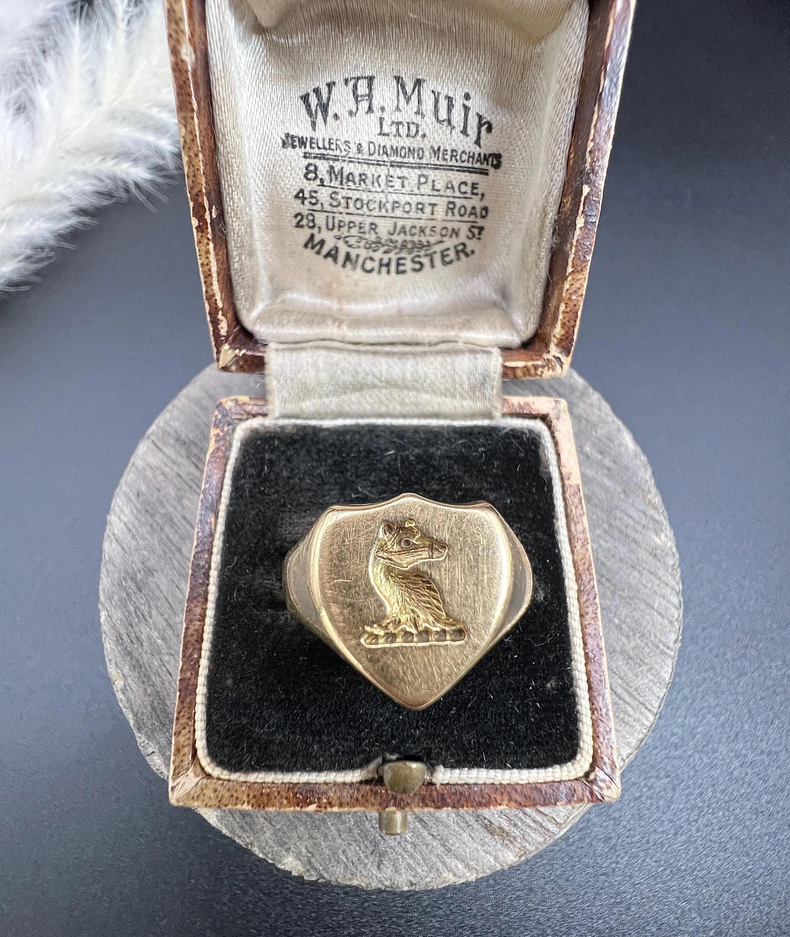 18ct Yellow Gold Boars Head Engraved Signet Ring Hallmarked Chester Circa 1920s in vendita 7