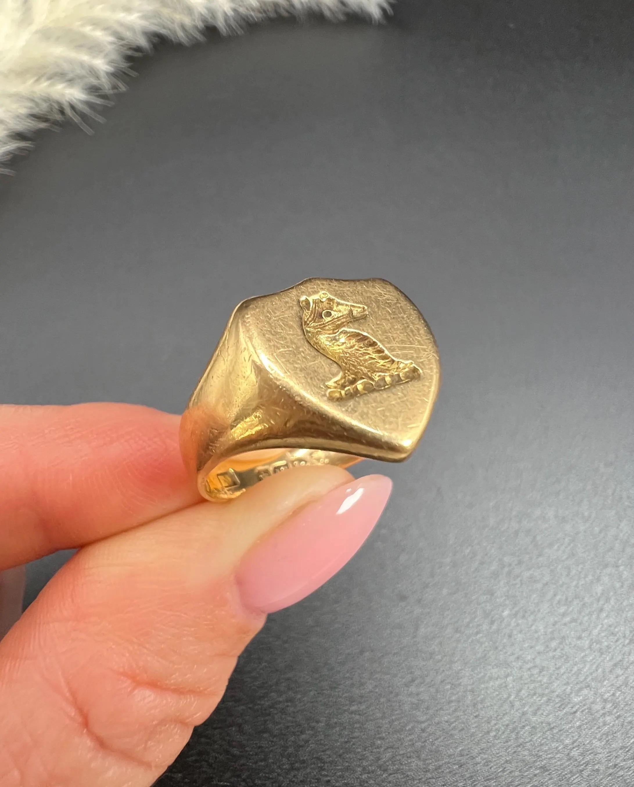 Antique Signet Ring

18ct Yellow Gold 

Hallmarked Chester- The date letter has rubbed

Makers Mark E.V

This stunning antique signet ring is crafted from 18ct yellow gold and features a striking shield shape adorned with an intricately engraved