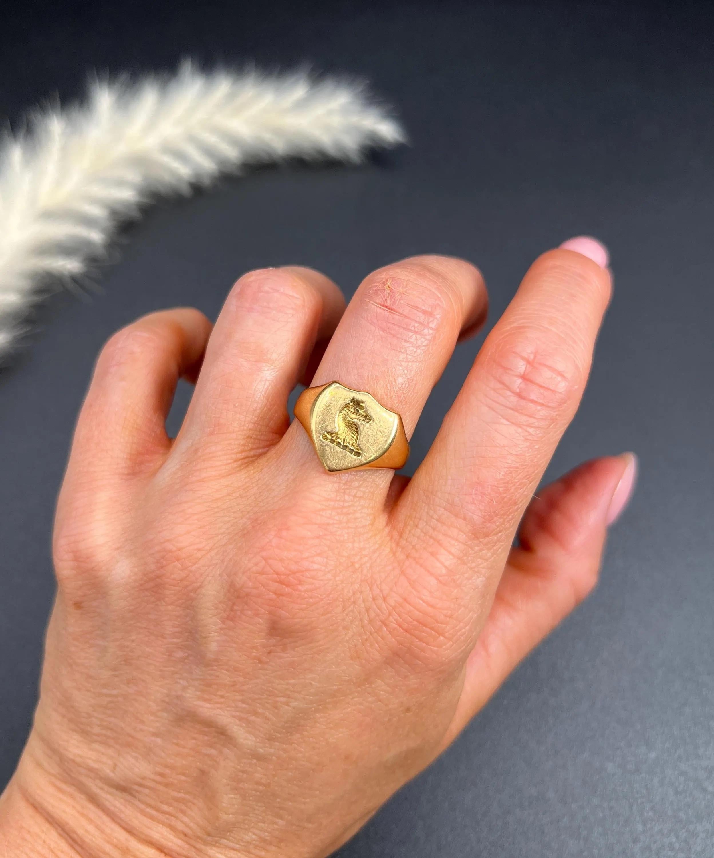 18ct Yellow Gold Boars Head Engraved Signet Ring Hallmarked Chester Circa 1920s In condizioni buone in vendita a Brighton, GB