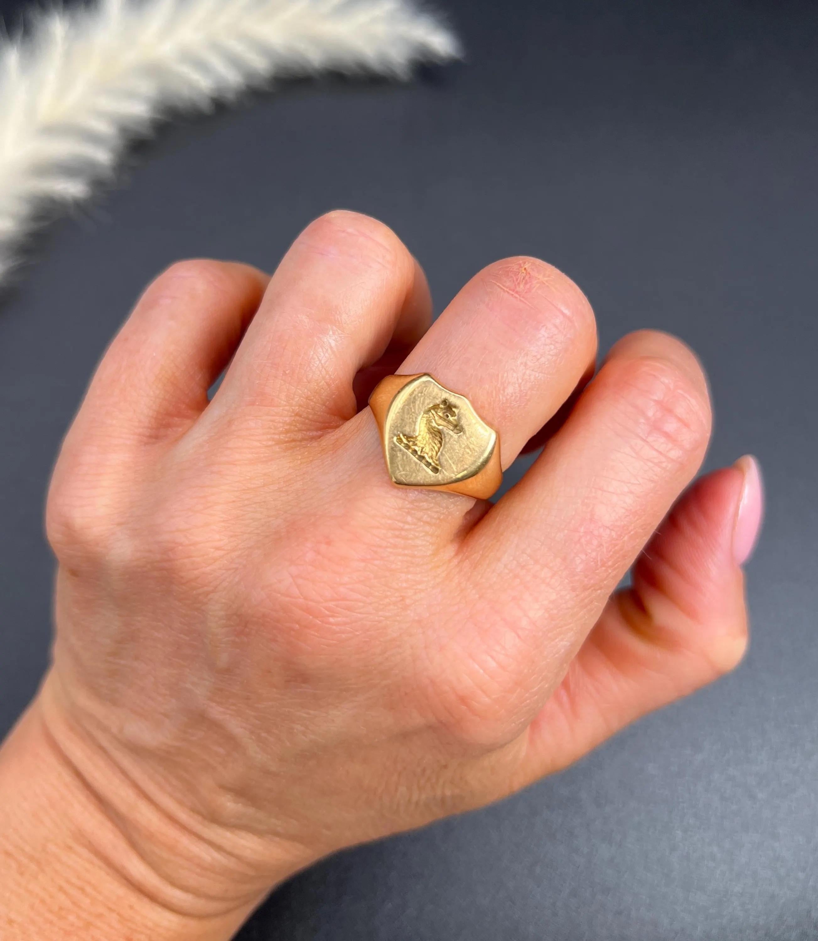 da uomo o donna 18ct Yellow Gold Boars Head Engraved Signet Ring Hallmarked Chester Circa 1920s in vendita
