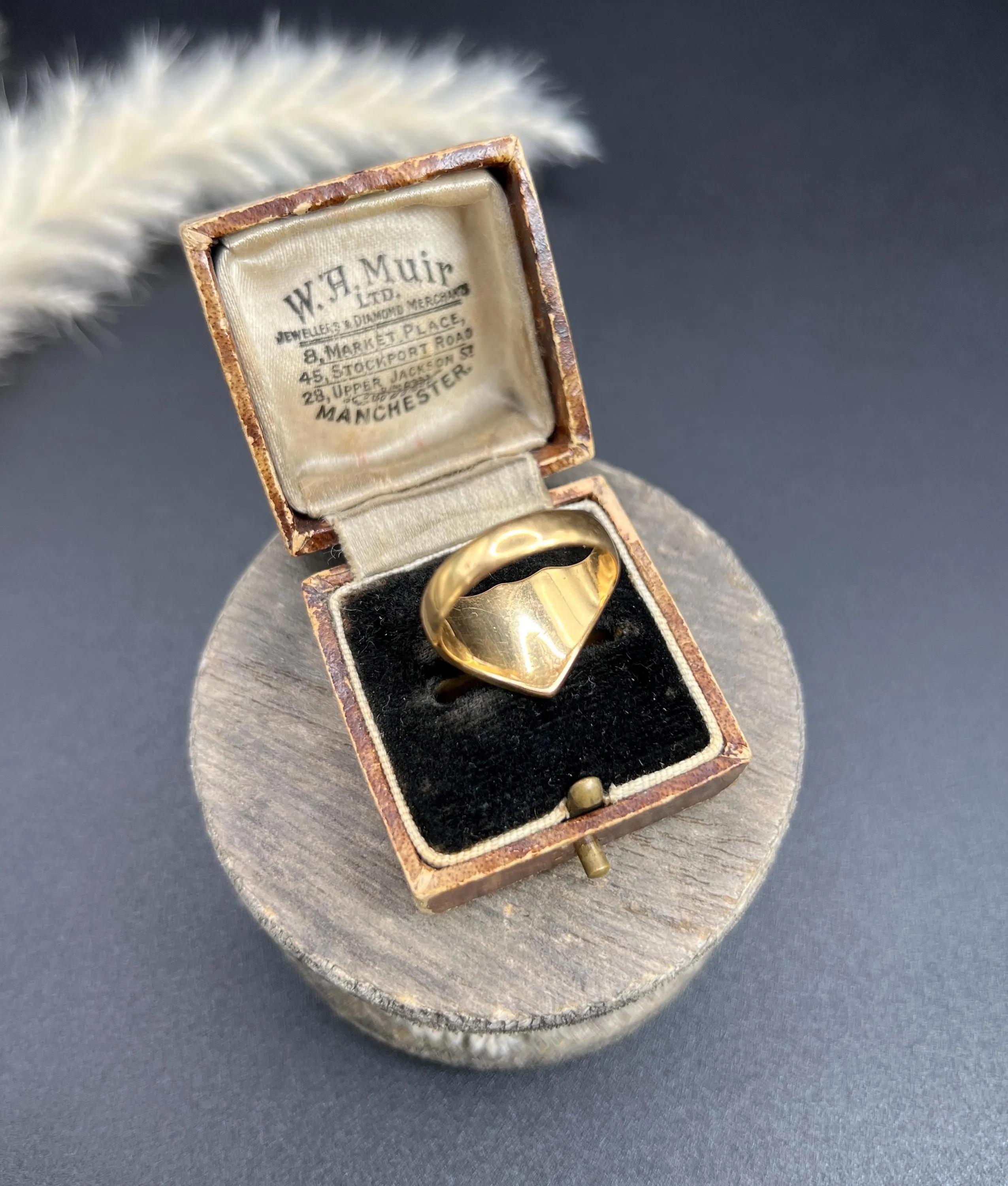 18ct Yellow Gold Boars Head Engraved Signet Ring Hallmarked Chester Circa 1920s in vendita 1