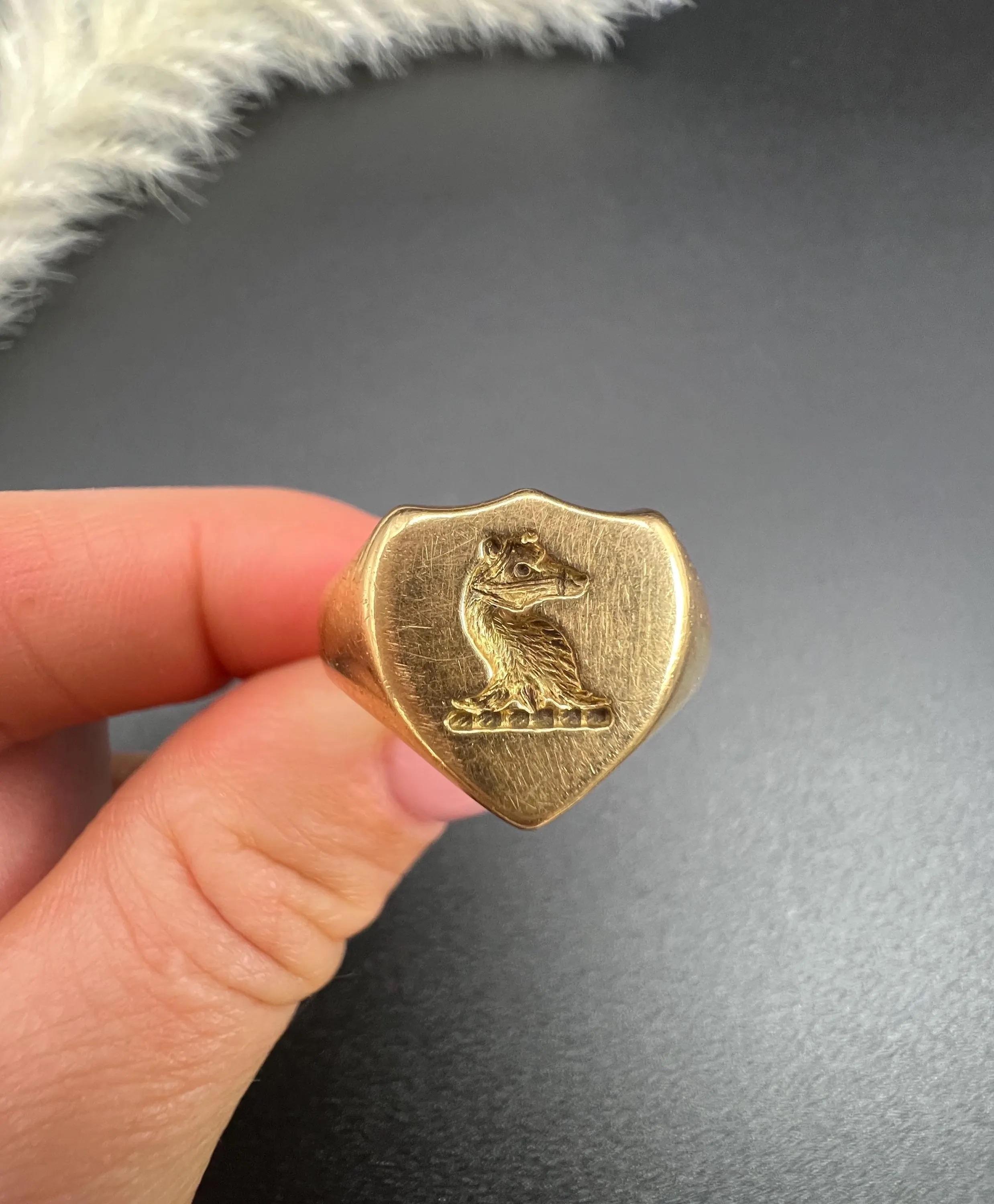18ct Yellow Gold Boars Head Engraved Signet Ring Hallmarked Chester Circa 1920s in vendita 2