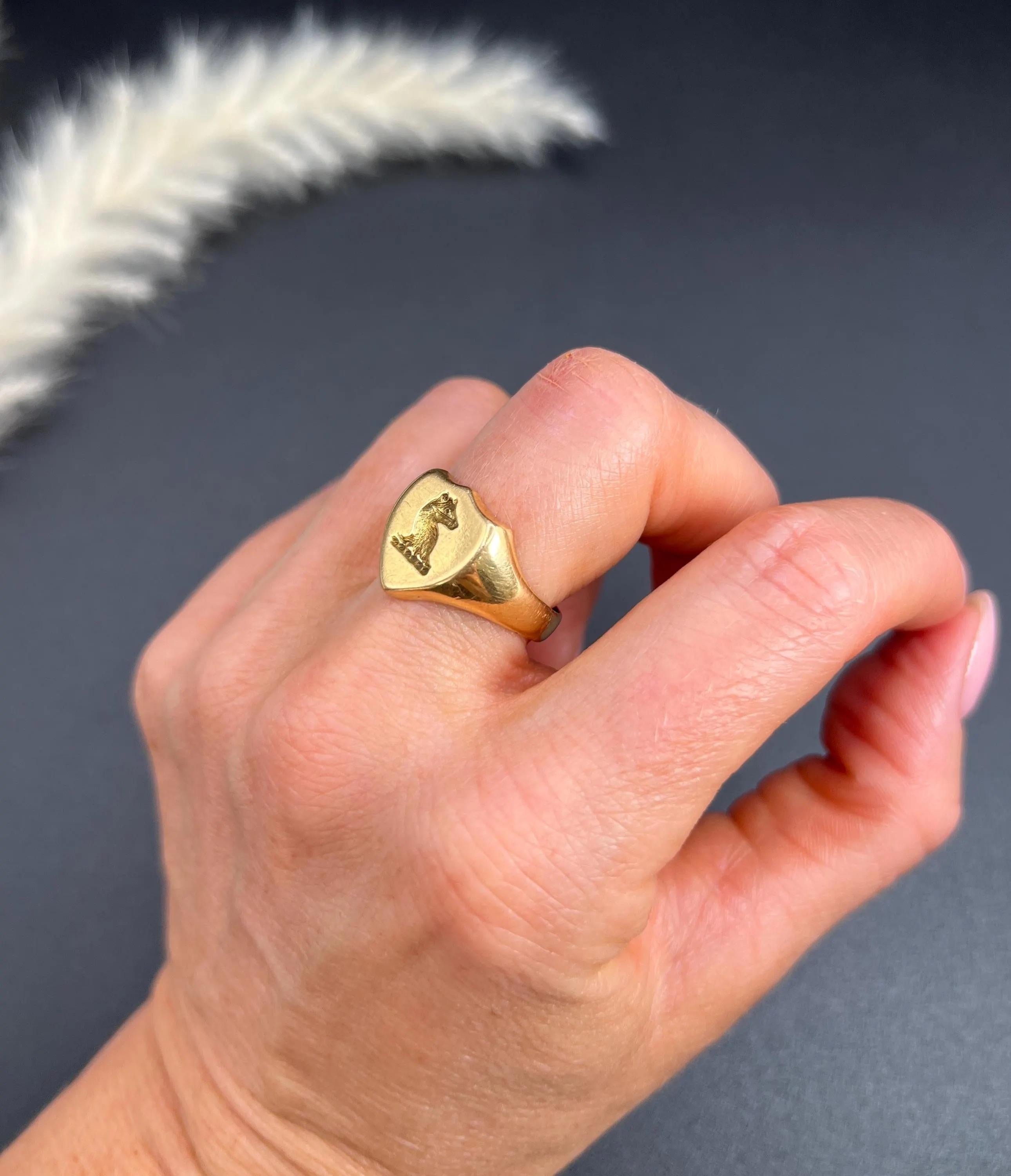 18ct Yellow Gold Boars Head Engraved Signet Ring Hallmarked Chester Circa 1920s in vendita 4