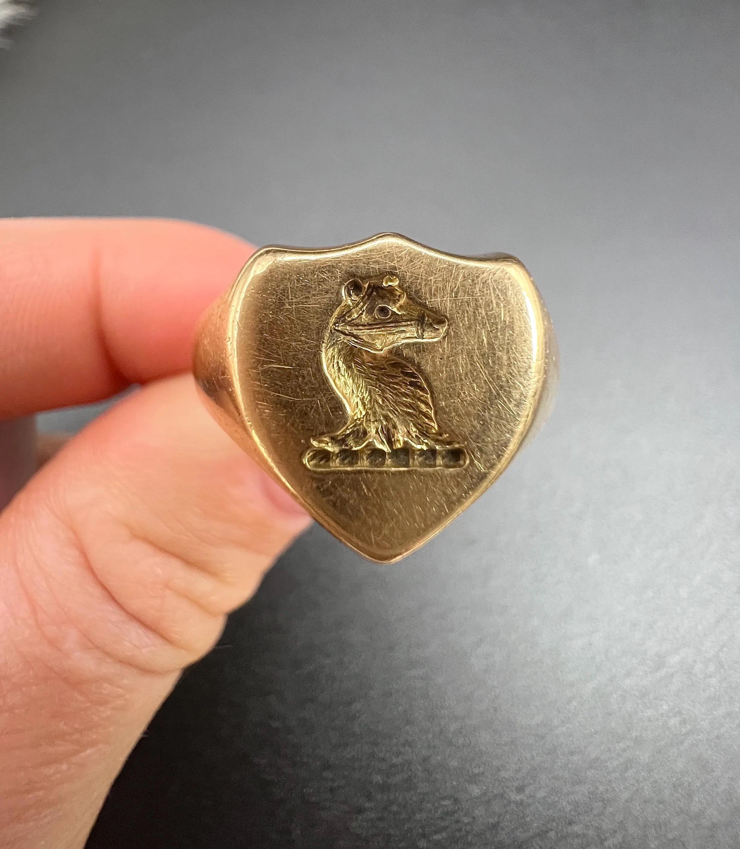 18ct Yellow Gold Boars Head Engraved Signet Ring Hallmarked Chester Circa 1920s in vendita 5