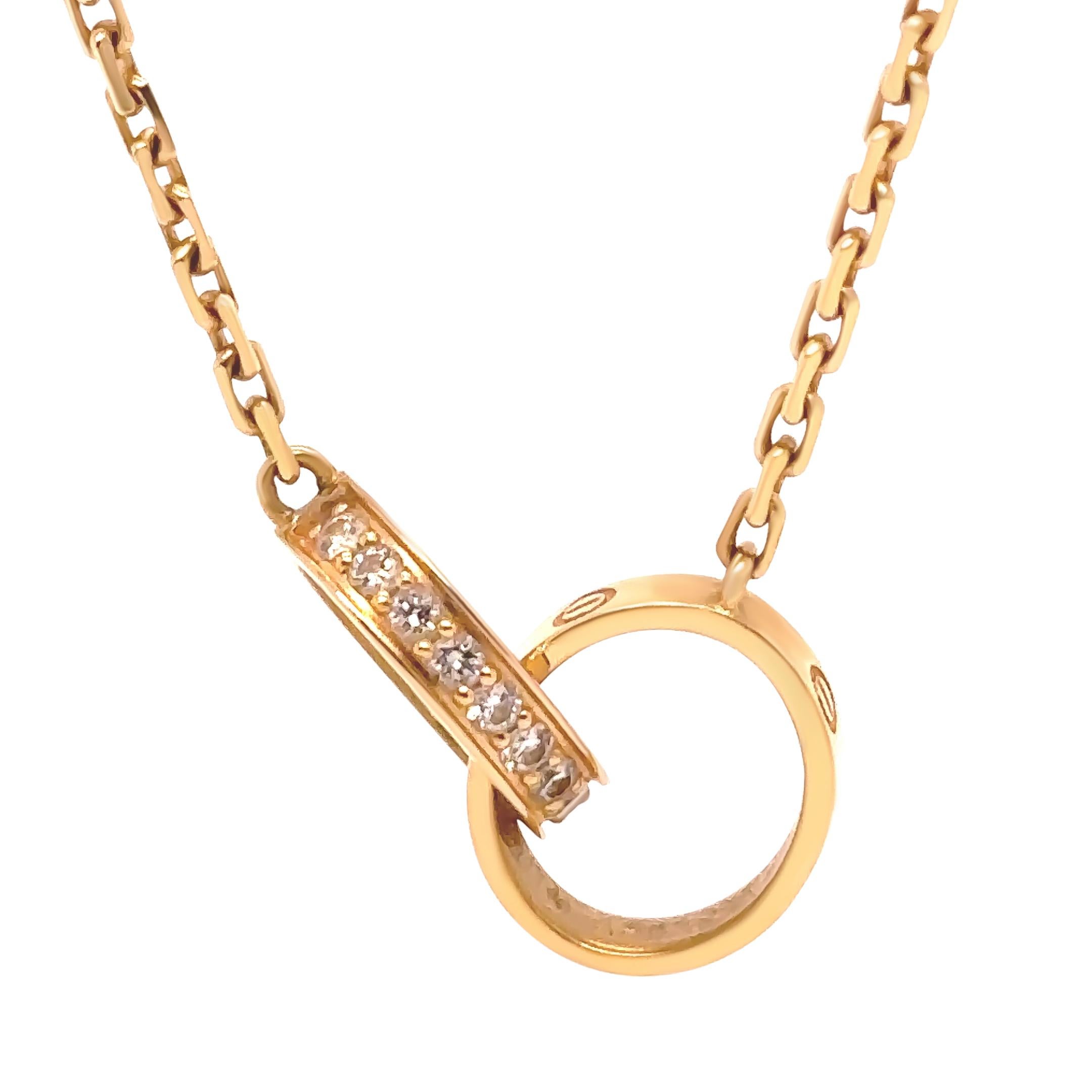 Cet élégant collier LOVE de Cartier est réalisé en or jaune 18ct et présente un pendentif rond finement poli partiellement pavé de 18 diamants taille brillant d'une valeur totale de 0,22 carat. Ce modèle est l'expression intemporelle de la