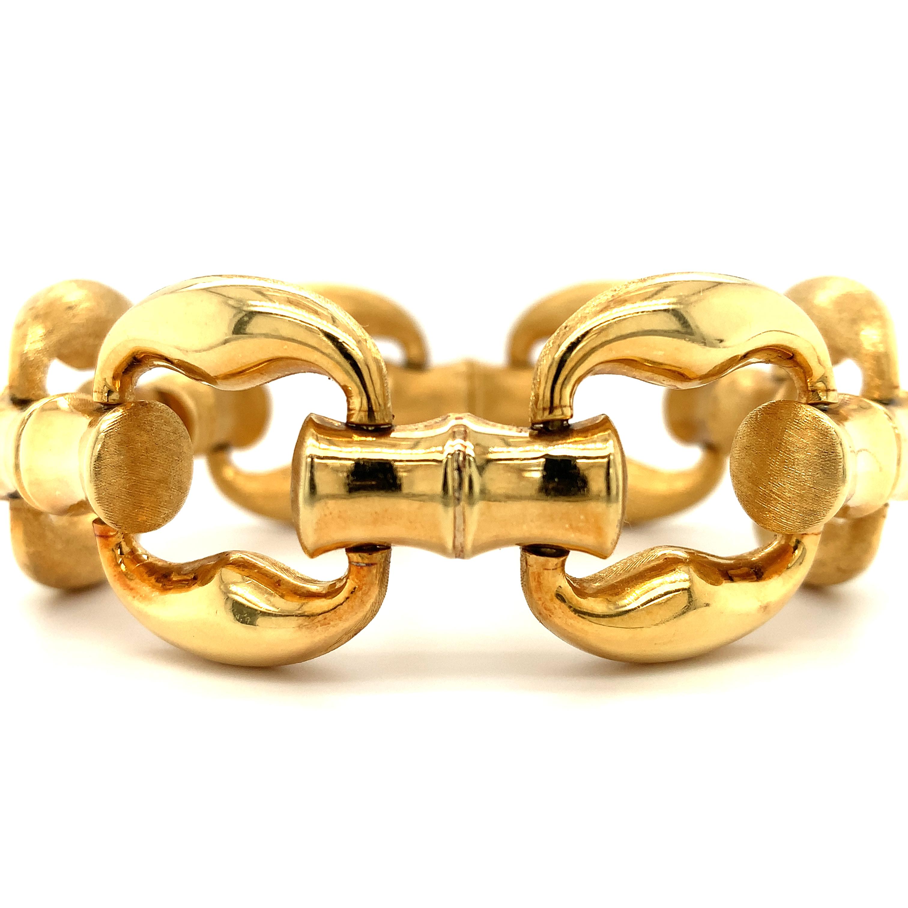 Gorgeous art deco style 18ct yellow gold reversible chunky large link bracelet.
Composed of chunky large bamboo elements and chain links bracelet hollow style bracelet.
Reversible design matte finish on one side and high polish on another side of