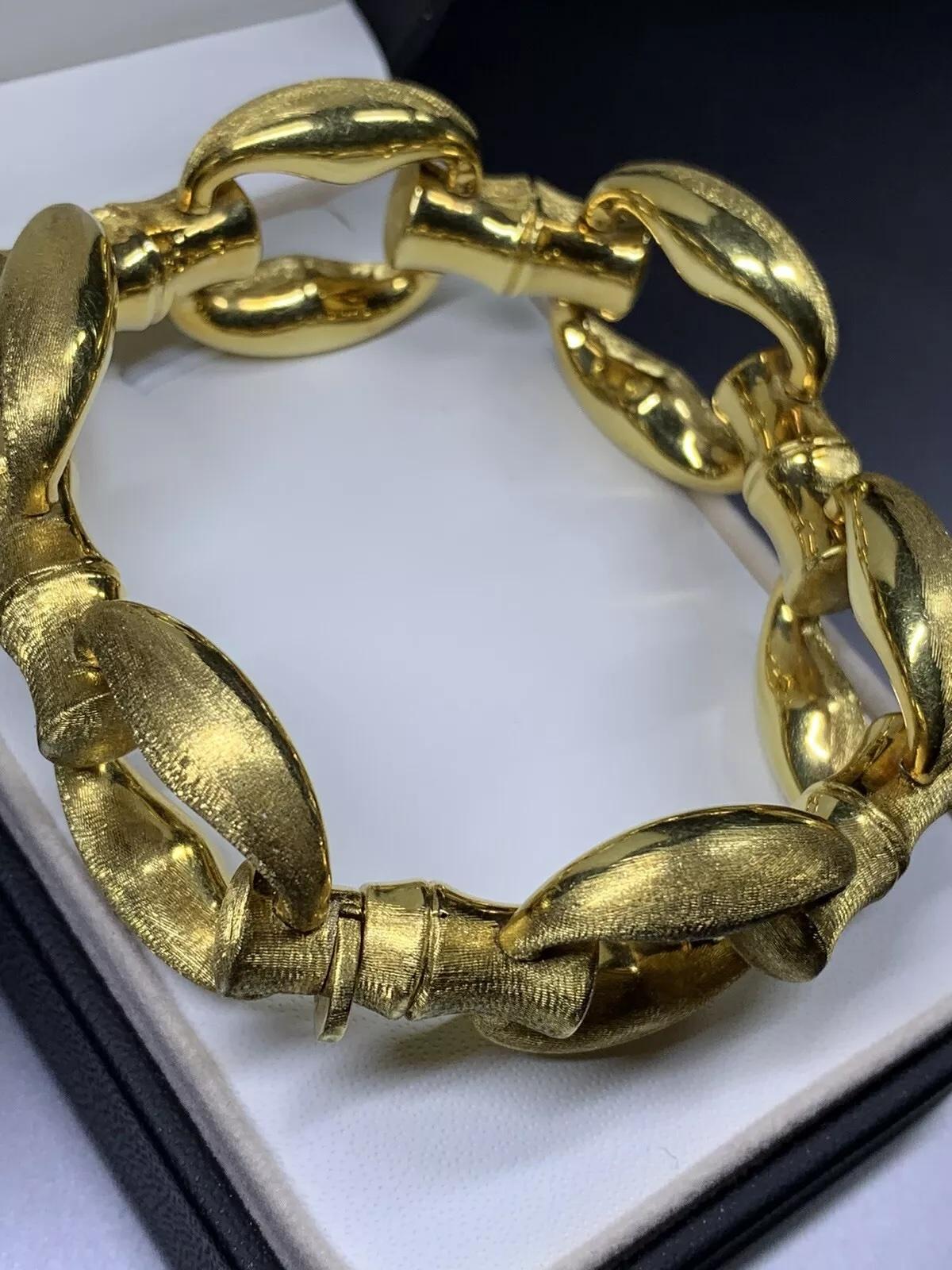Bracelet large en or jaune 18ct à maillons cubains 61.0g
Cet exquis bracelet à maillons cubains en or jaune 18ct est un cadeau parfait pour un anniversaire ou une occasion spéciale. Le bracelet est en or de haute qualité et a un poids total de 18
