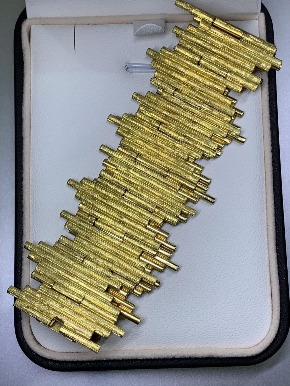 18ct Yellow gold chunky large bangle bark bracelet 7 inches length For Sale 2