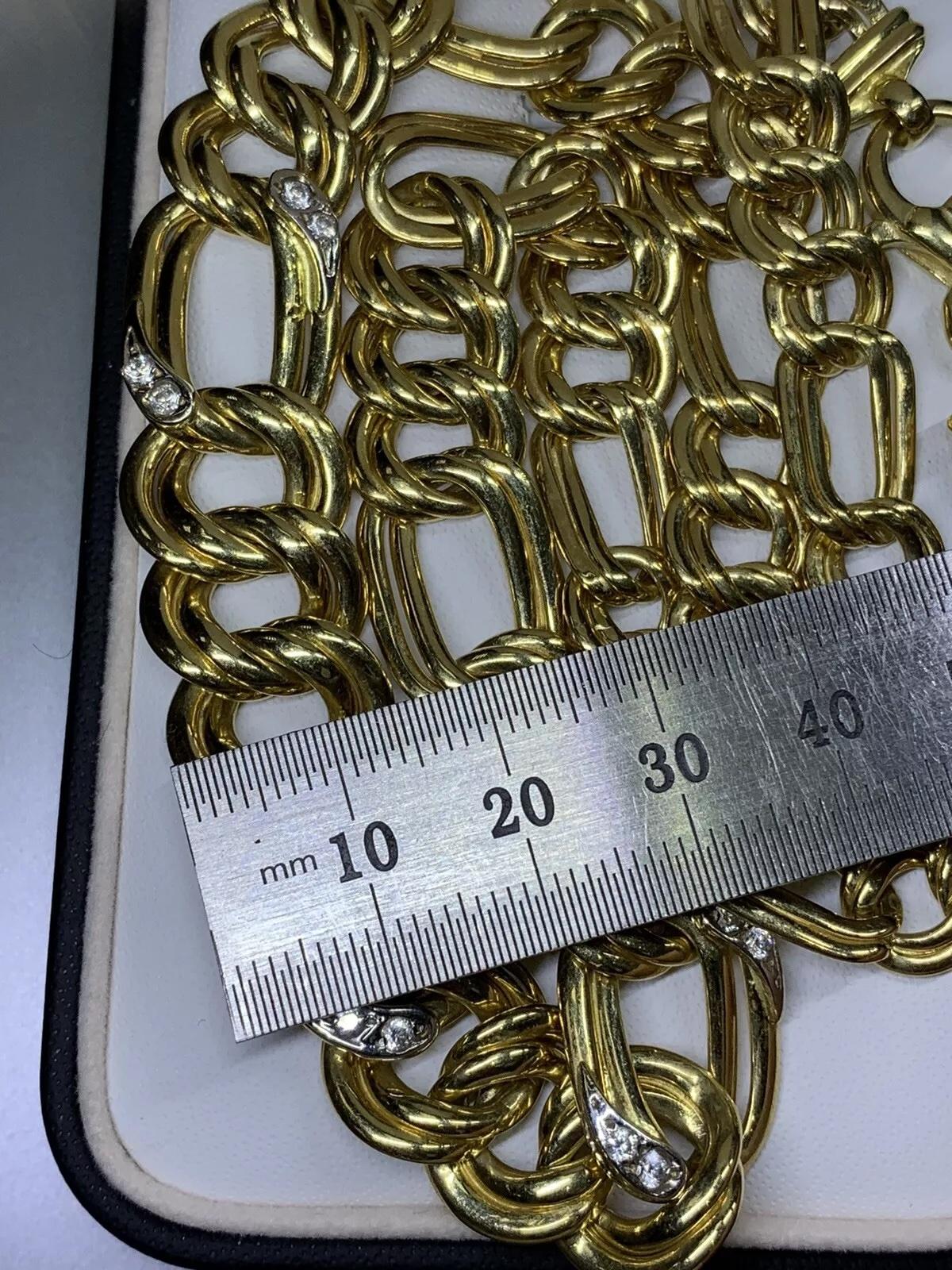 18ct yellow gold chunky large link curb cuban necklace.

Weight 35.5G

Length 19 inches

Hallmarked.

Box and valuation included.

The full set available to purchase bracelet and the necklace.

Elevate your jewellery collection with this stunning