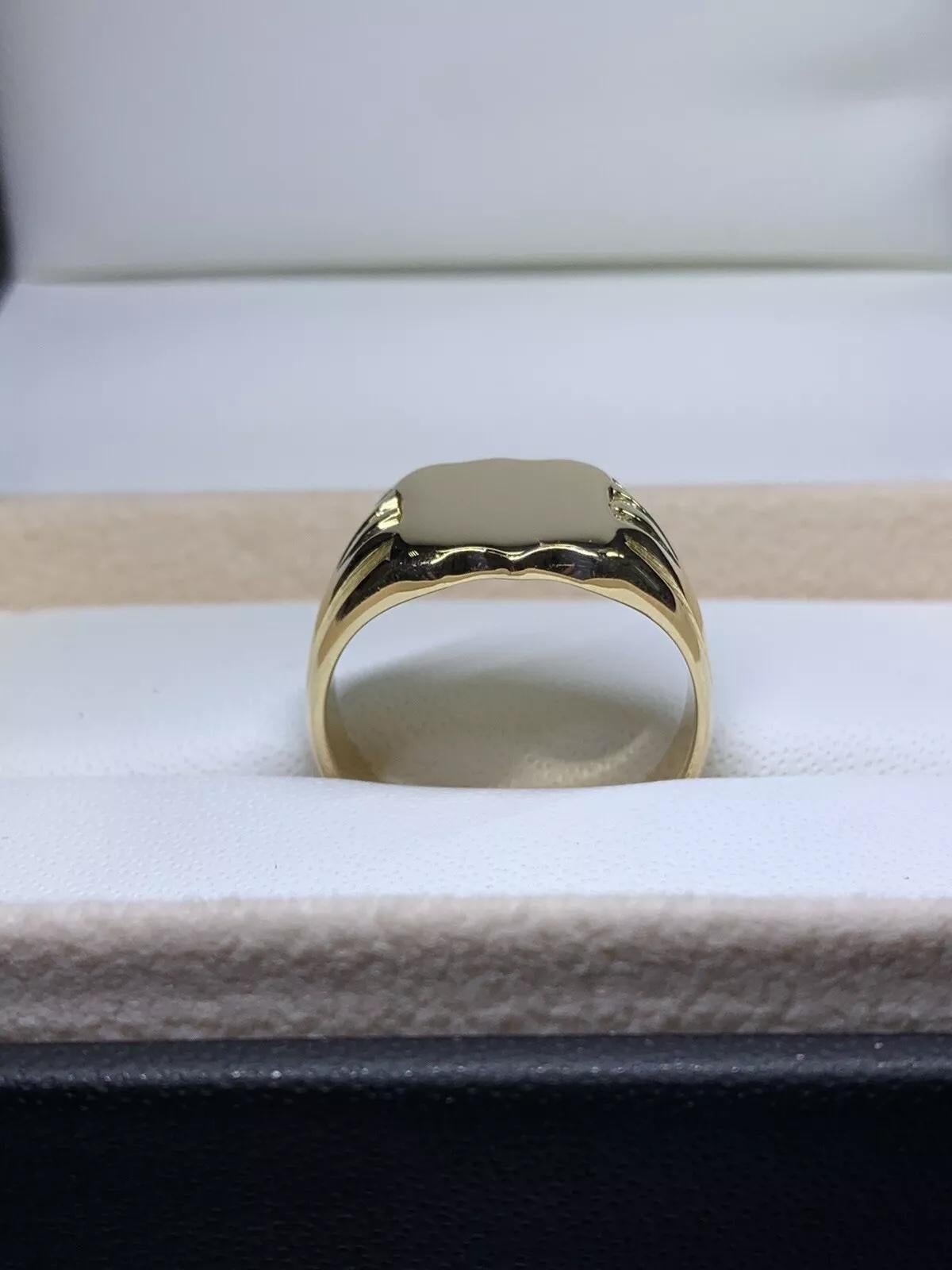 18ct Yellow gold chunky signet pinky ring with full British hallmark 
Antique style classic British chunky signet ring in 18k yellow gold plain.
Weight 10.4g
Width approximately 13mm top of the band, 5.5mm bottom
The ring can be resized.
Box and