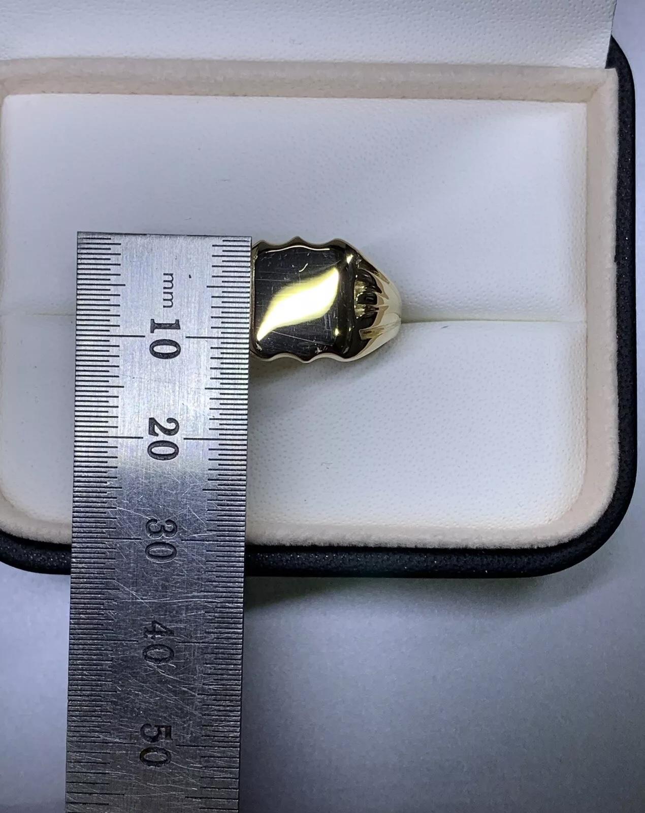 18ct Yellow gold chunky signet pinky ring with full British hallmark In New Condition For Sale In London, GB