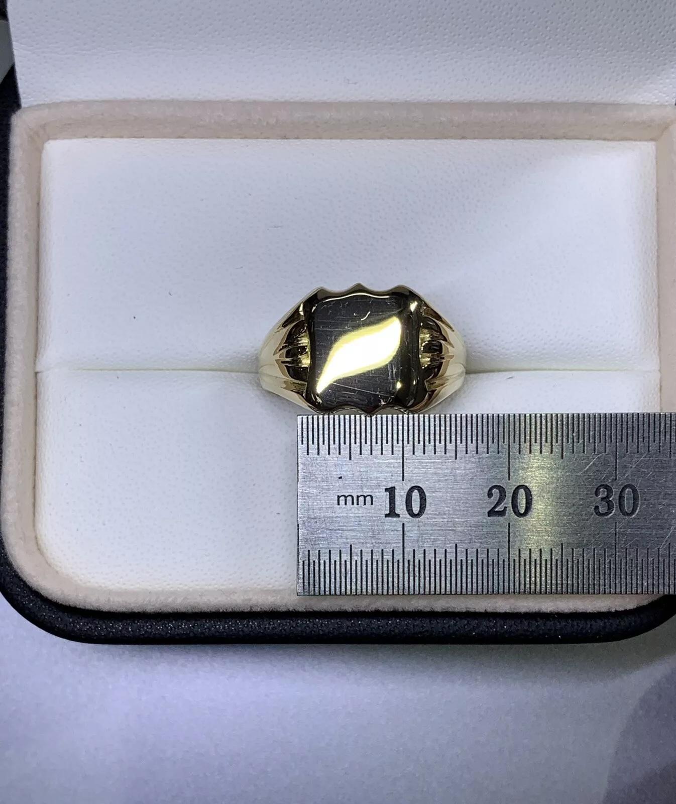 Women's or Men's 18ct Yellow gold chunky signet pinky ring with full British hallmark For Sale