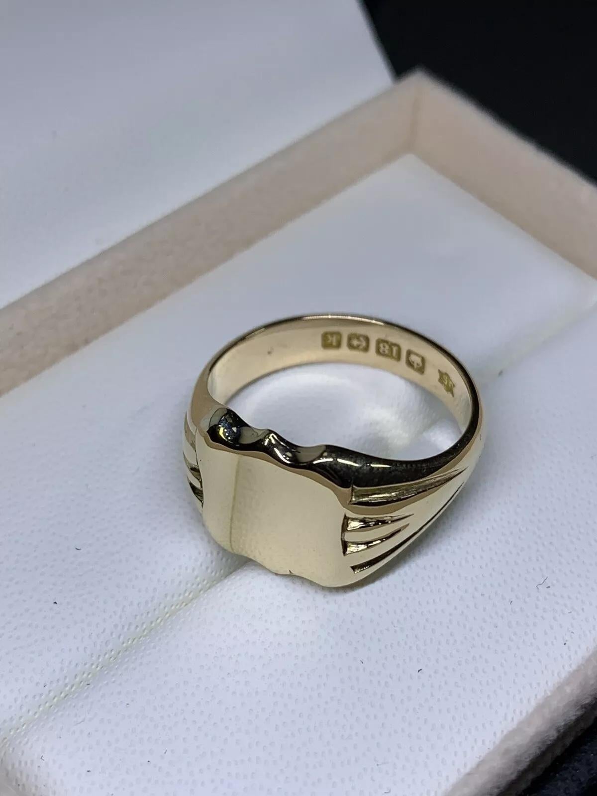 18ct Yellow gold chunky signet pinky ring with full British hallmark For Sale 1