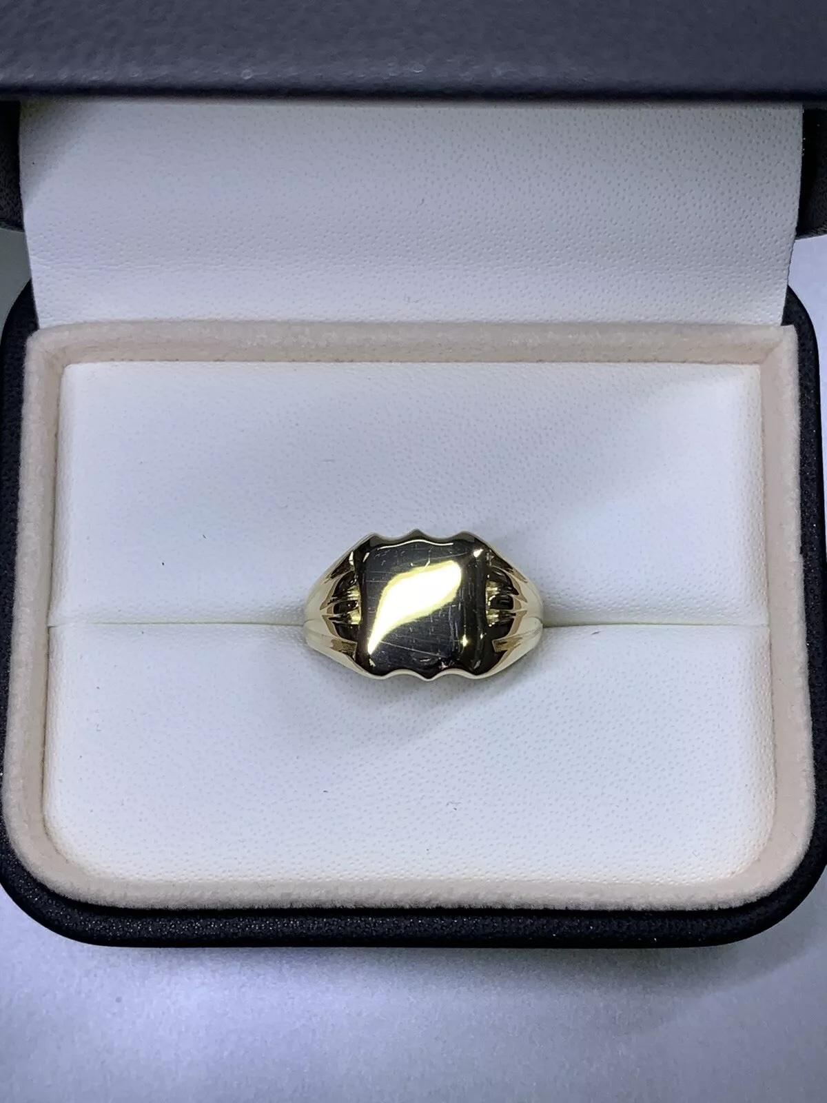 18ct Yellow gold chunky signet pinky ring with full British hallmark For Sale 2