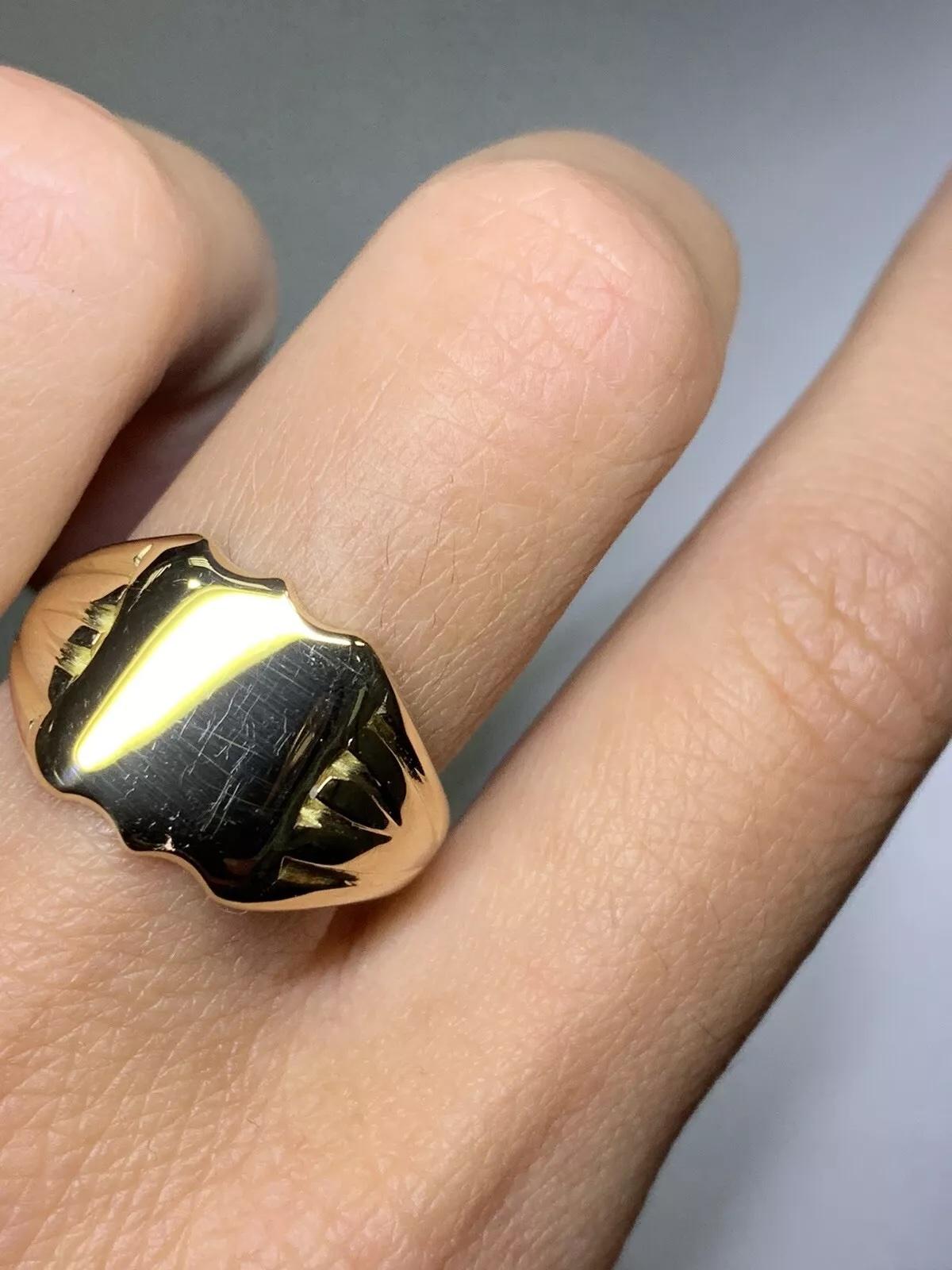 18ct Yellow gold chunky signet pinky ring with full British hallmark For Sale 3