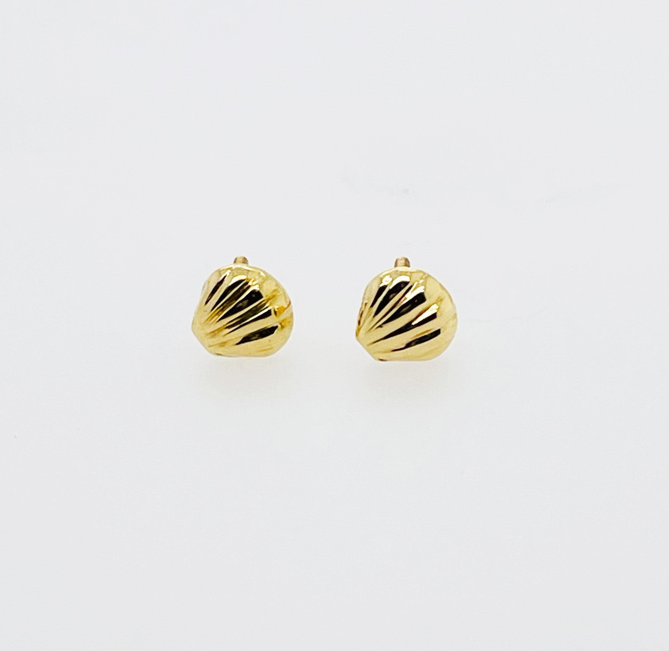 18ct Yellow Gold Clam Style Studs In New Condition In Brisbane, AU