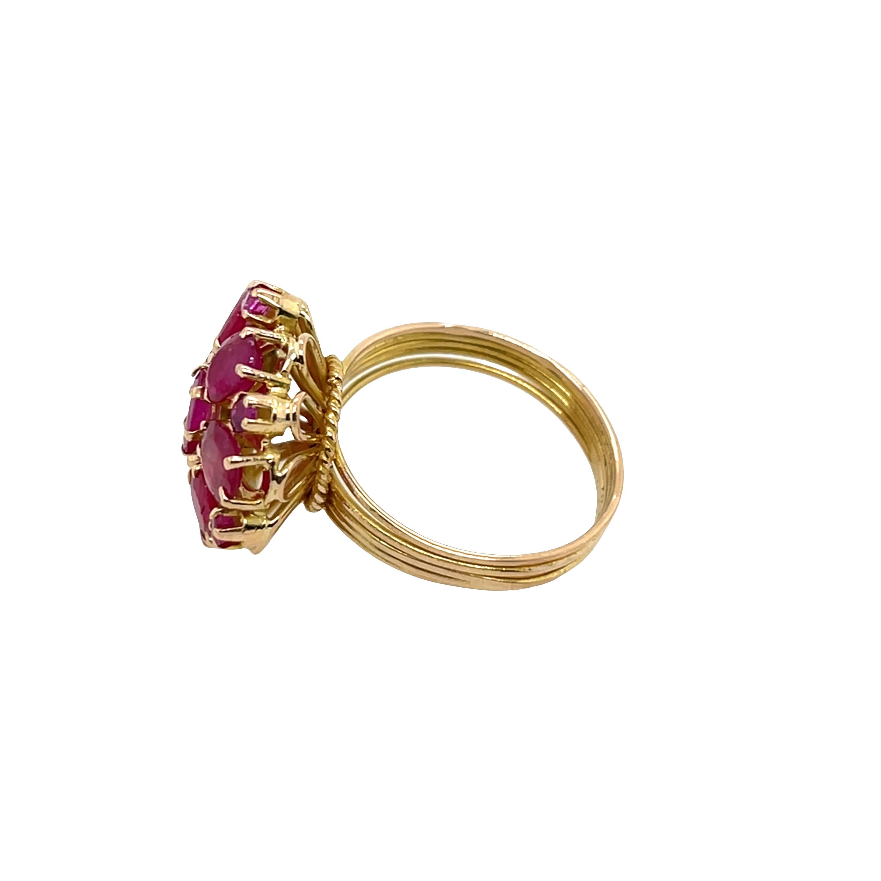 Cette magnifique bague en or jaune 18 ct est ornée d'un magnifique 
grappe de rubis naturels qui brillent d'une riche couleur rouge et d'un charme classique. C'est une pièce intemporelle qui ajoute une touche de chaleur et de luxe à n'importe quelle