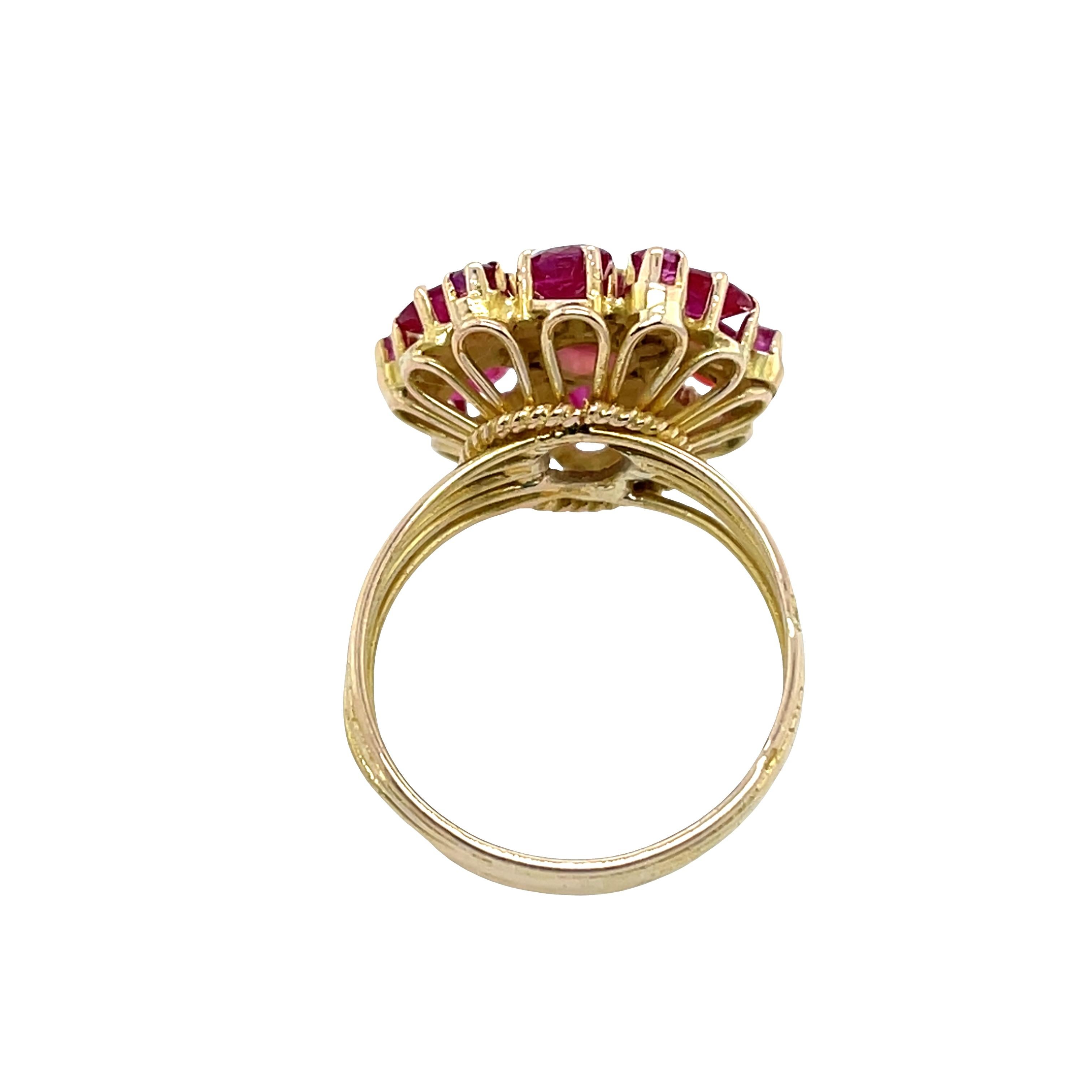 Bague en or jaune 18ct sertie de rubis naturels en vente 1